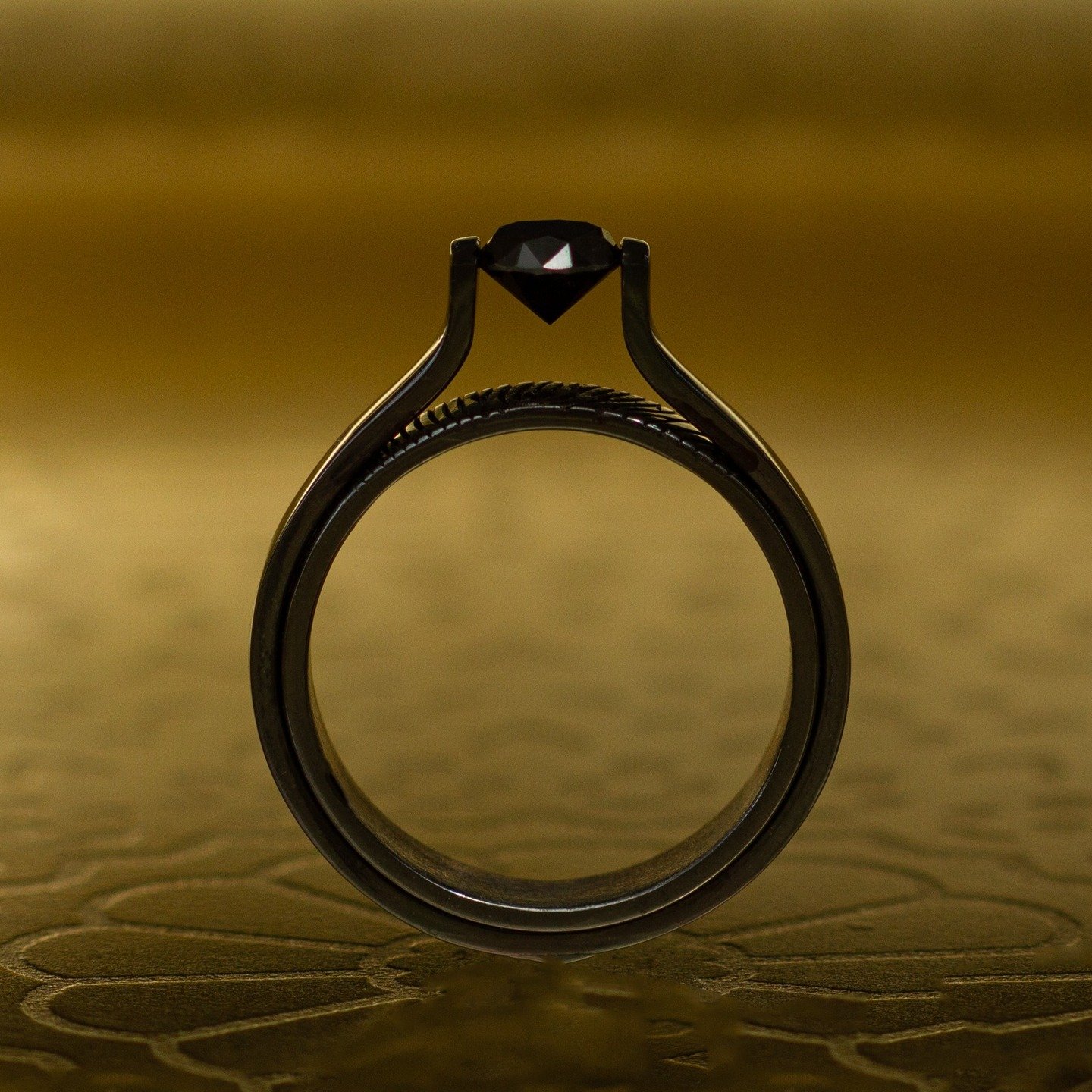 BLACK QUEEN 🖤

Volledig zwart.
Zirkonium.
Zwarte diamant.

Dit is geen ring voor elke dag.
Dit is onze haute couture ring.

Net zoals haute couture kleding draag je dit niet tijdens het boodschappen doen of in de tuin.
Dit draag je op momenten die e