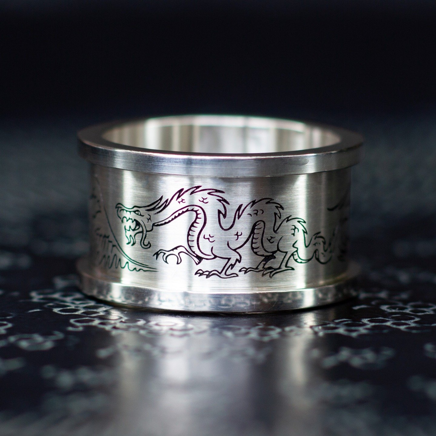 [In collaboration with artist Paul de Bie]

A story told in symbols, engraved in metal. 
Deze ringen dragen geen standaard ontwerp&hellip; maar een leven, vertaald naar vorm.
Gemaakt voor Khee-Leng Sim, als trouwringen, in opdracht van zijn verloofde