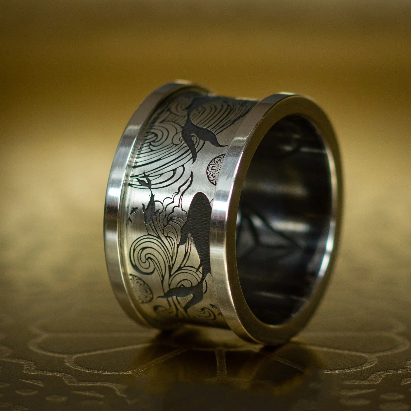 De Ring van de Meester 
(Mijn eigen ring)

Een cirkel zonder begin of einde, waarin mijn persoonlijke reis, familie en energie samenkomen.

In het hart de Hemelschijf van Nebra (&plusmn;3600 jaar oud) &mdash; symbool van kosmische tijd en de verbindi