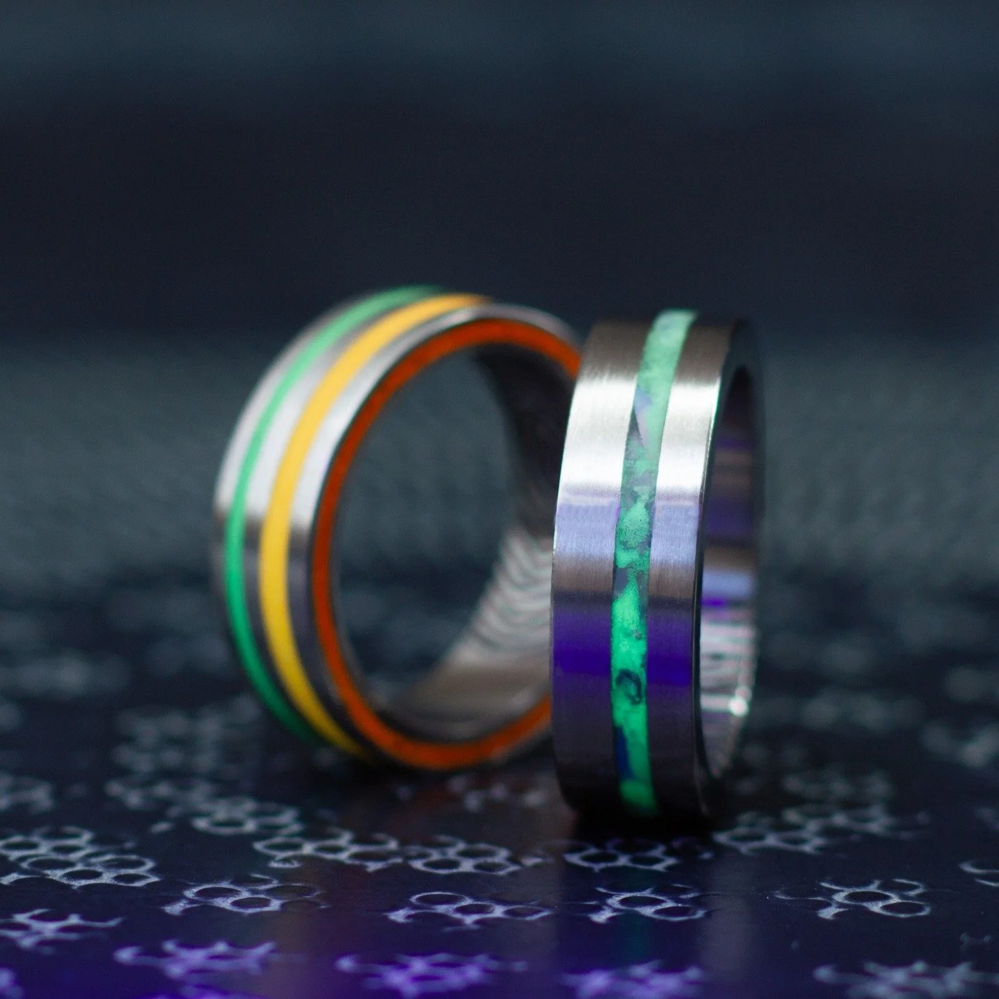 2 titanium glow in the dark ringen
Volledig custom made

Deze set is helemaal opgebouwd vanuit persoonlijke wensen.

Ring 1
Titanium ring met een vingerafdruk aan de binnenzijde
Glow in the dark gecombineerd met stukjes maansteen
Subtiel overdag, lev