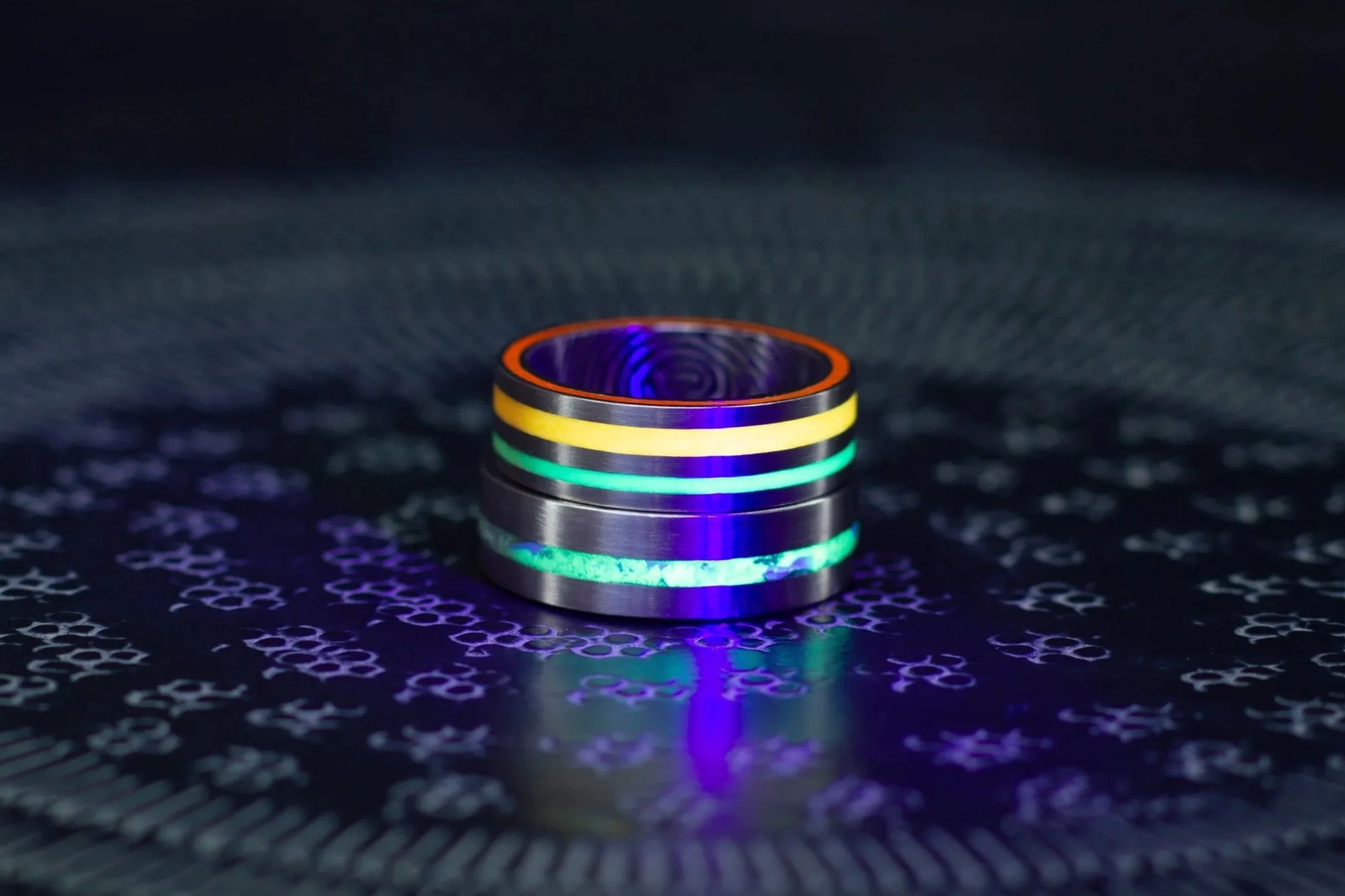 Glow+in+de+dark+trouwringen.+Licht+gevende+ringen%2C+ringen+die+oplichten+in+het+donker.+Glow+in+the+dark+sieraden+883311.jpg