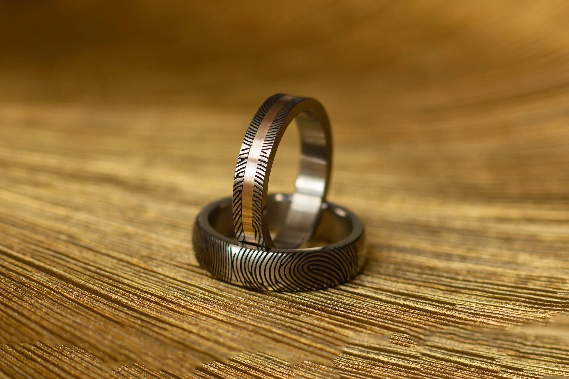 Titanium vingerafdruk kring met gouden band