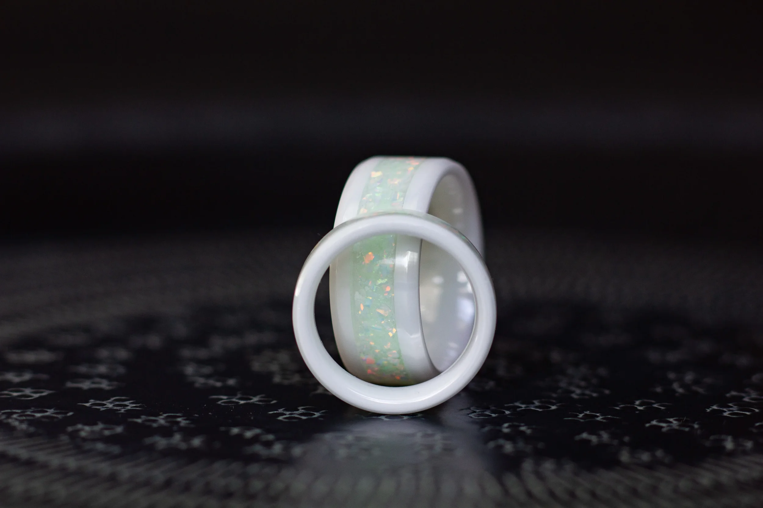 Keramische Glow in the Dark Ringen met Synthetisch Opaal 221188.webp