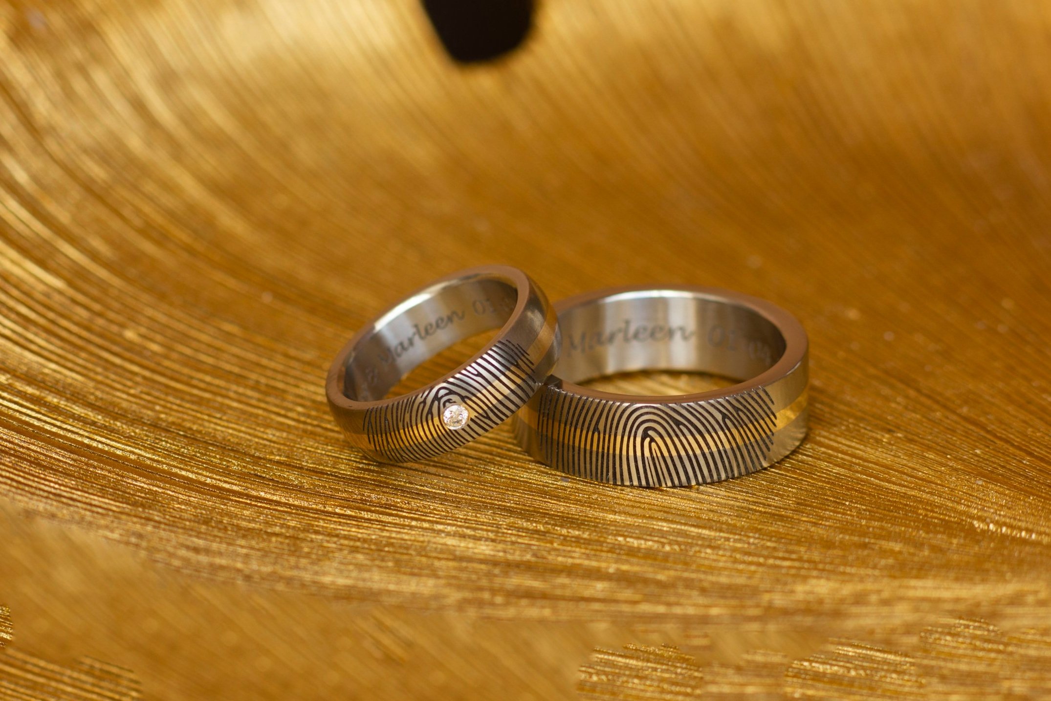 Unieke+titanium-vingerafdruk-ringen-met-gouden-band.+Handgemaakt%2C+gepersonaliseerd+en+duurzaam.+Perfect+als+trouwringen+of+als+tijdloos%2C+persoonlijk+sieraad+220871.jpg