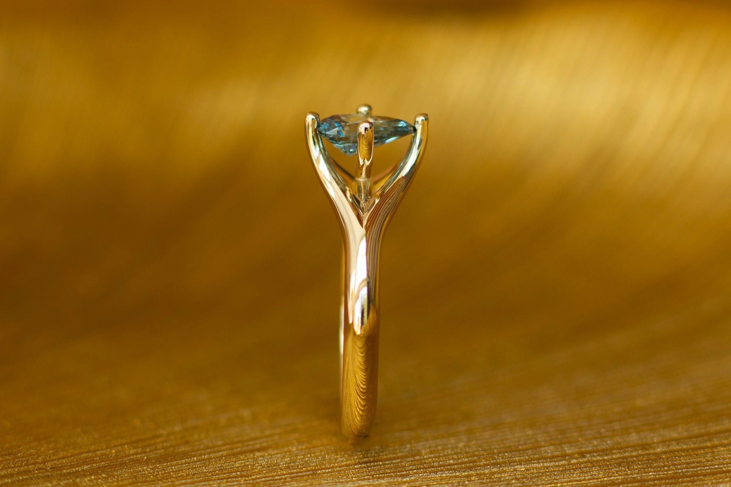 gouden-solitair-ring - peervormige-diamant - fancy-vivid-blue-diamant - lab-grown-diamant - 1.01-ct-diamant - vvs2-helderheid - exclusieve-ring - design-ring - luxe-handgemaakt-sieraad