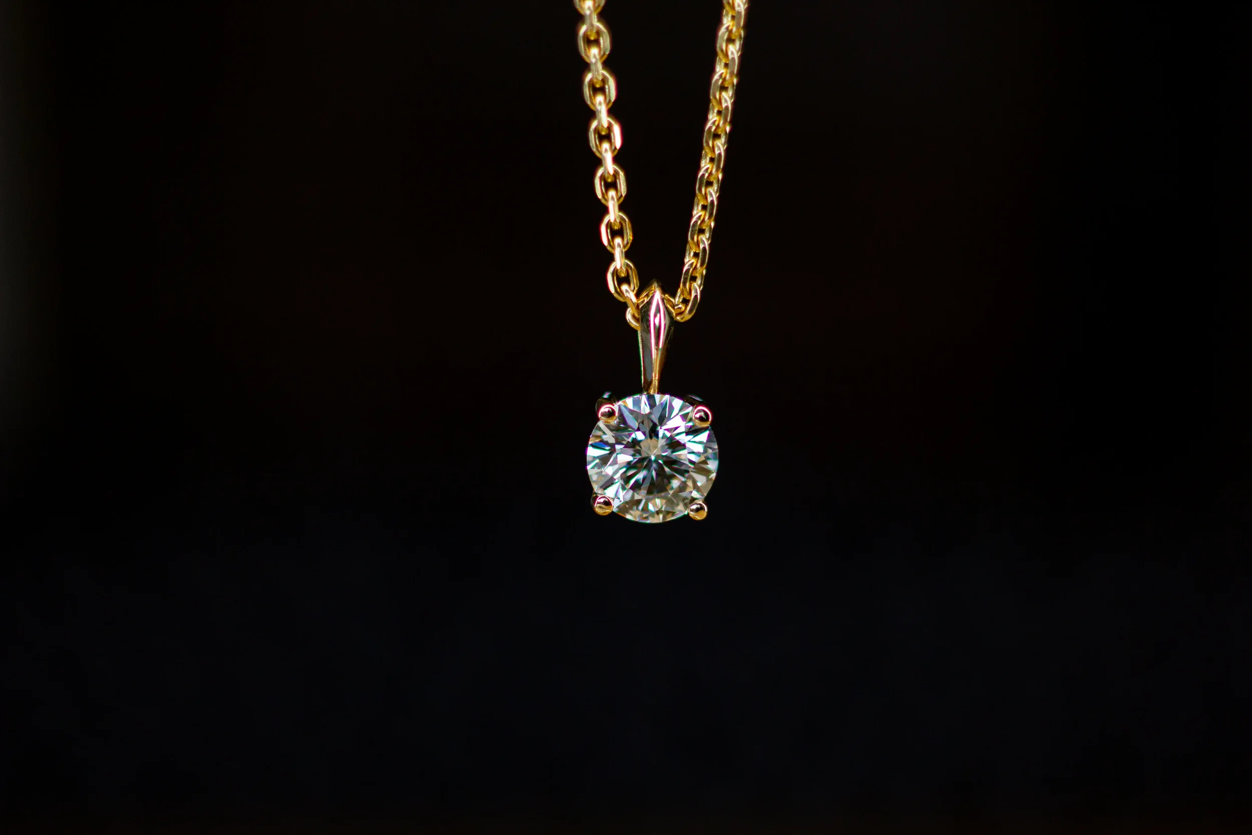 solitair hanger geelgoud met 2.5 ct diamant. Lab diamant. Custom made. Met de handgemaakte solitair hanger. Exclusief speciaal bijzondere lab diamant. Diamanten hangers. Diamanten hanger 332211.webp