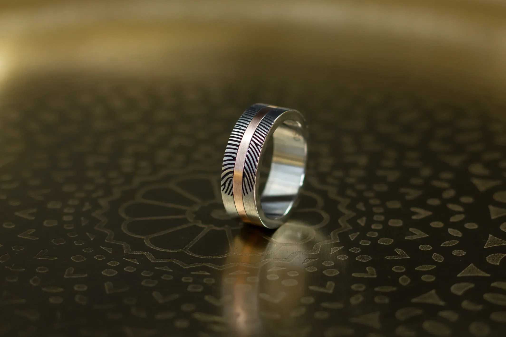 Vingerafdruk+ring+met+gouden+band.+Rouden+vingerafdruk+ringen%2C+titanium+vingerafdruk+ringen.+bijzondere+trouwringen%2C+speciale+trouwringen+11+22+33-geconverteerd-van-png.webp