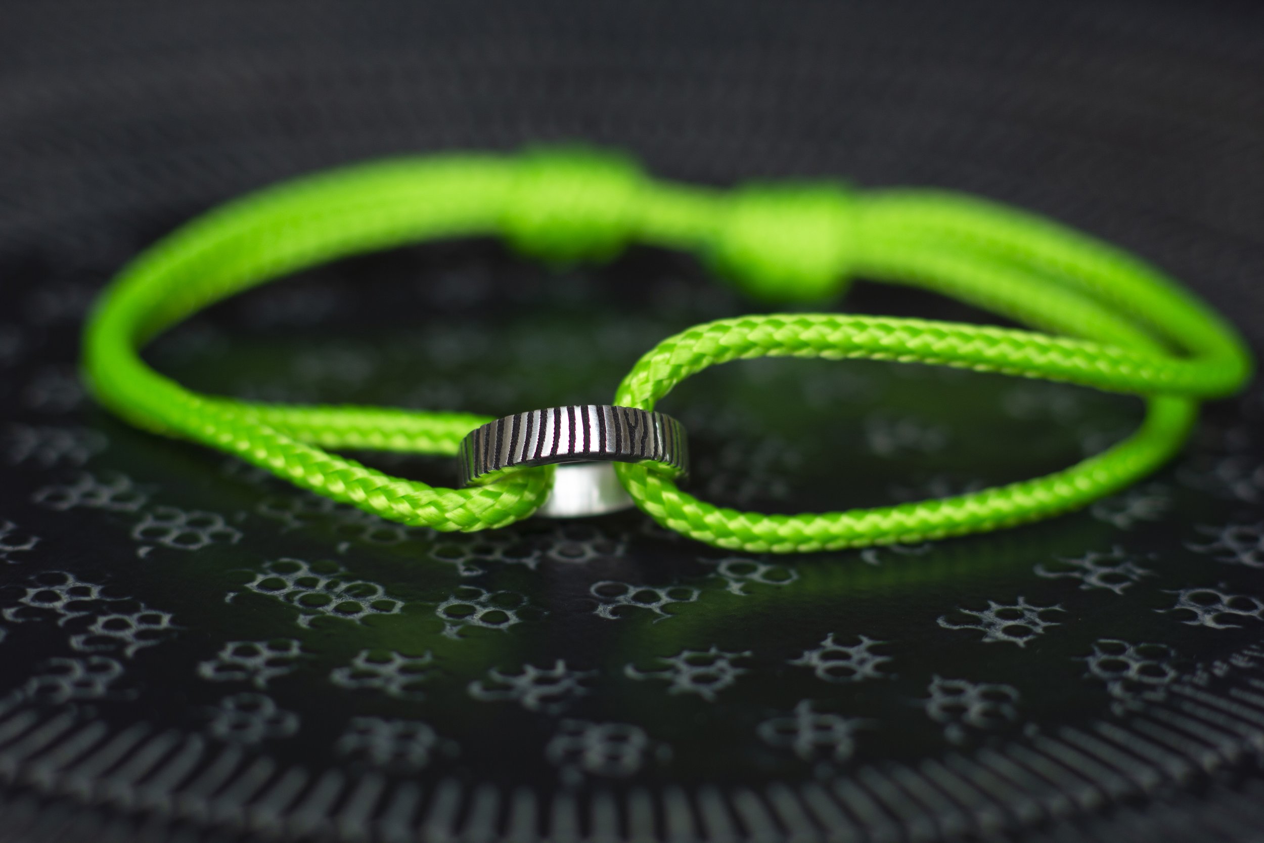 Armband-met-groene-stof-met-gepersonaliseerde-Vingerafdruk-ringen