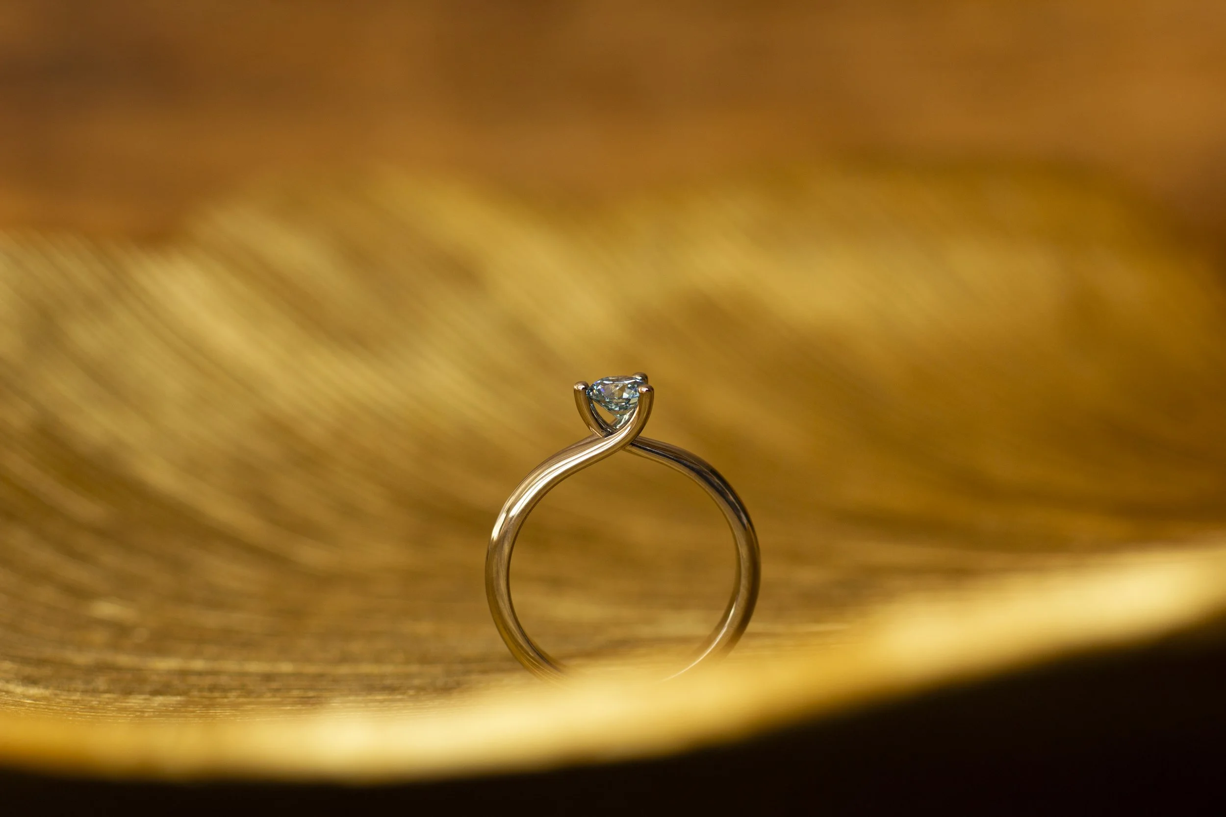 Witgouden-Kool-Design-Solitaire-Ring-Met-Blauwe-Fancy-Vivid-Diamant-VVS2 - 2.jpg
