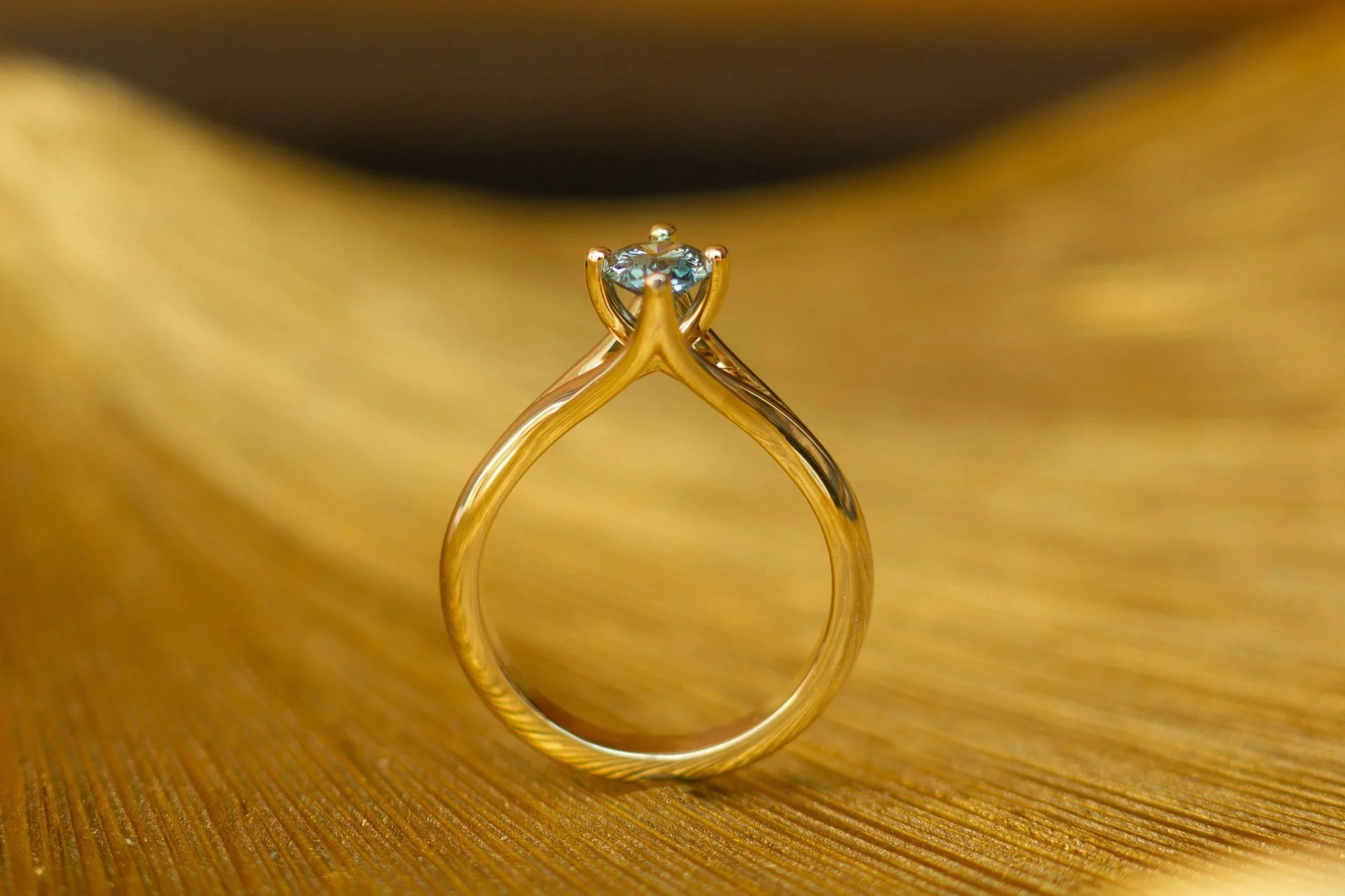 gouden-solitair-ring - peervormige-diamant - fancy-vivid-blue-diamant - lab-grown-diamant - 1.01-ct-diamant - vvs2-helderheid - exclusieve-ring - design-ring - luxe-handgemaakt-sieraad