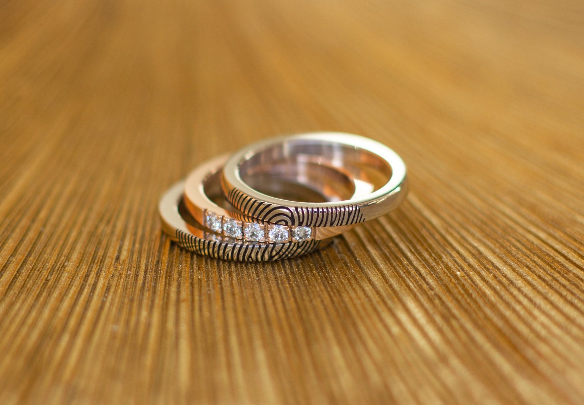 Rail setting ring, gouden ringen met vingerafdruk, bijzondere trouwringen, andere trouwringen, geen gewonnen trouwringen, speciale trouwringen, unieke trouwringen 88