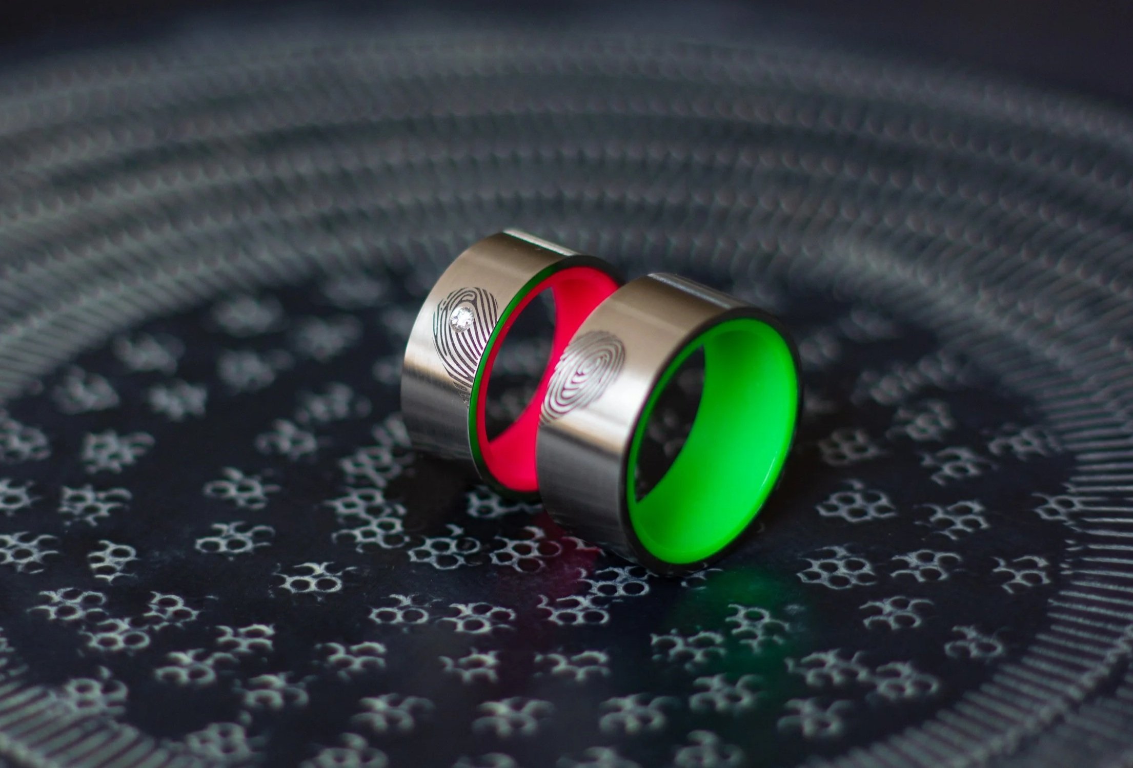 glow-in-the-dark-ringen+%E2%80%93+bijzondere-trouwringen+%E2%80%93+speciale-trouwringen+%E2%80%93+betaalbare-trouwringen+%E2%80%93+alternatieve-trouwringen+%E2%80%93+unieke-trouwringen+88+.jpg