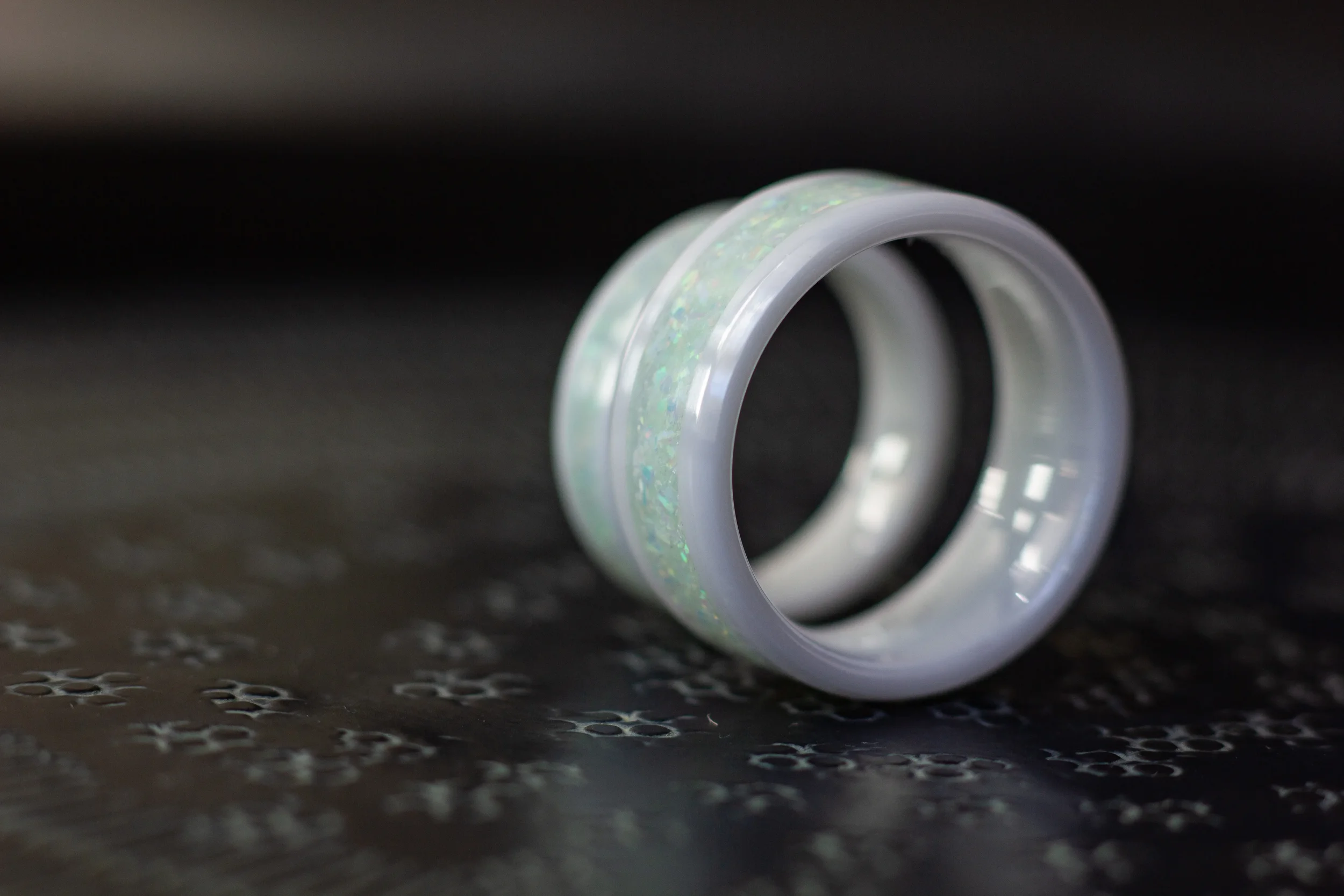 Keramische Glow in the Dark Ringen met Synthetisch Opaal 2233.webp