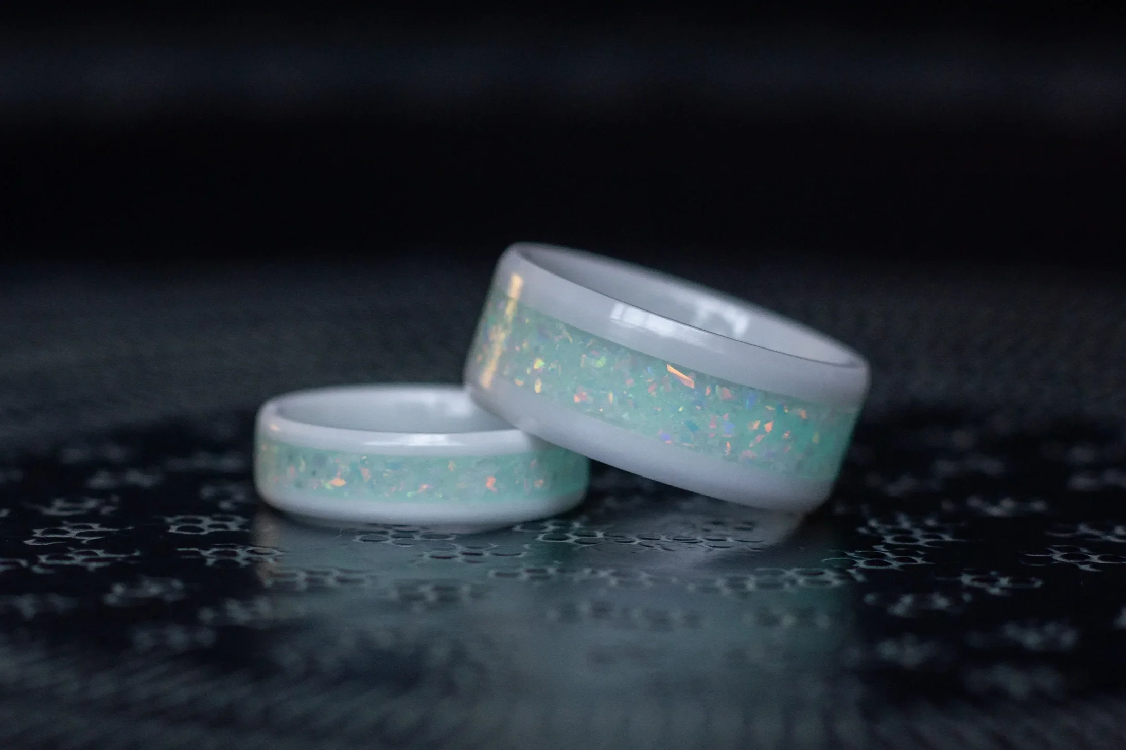 Keramische+Glow+in+the+Dark+Ringen+met+Synthetisch+Opaal+2222.webp