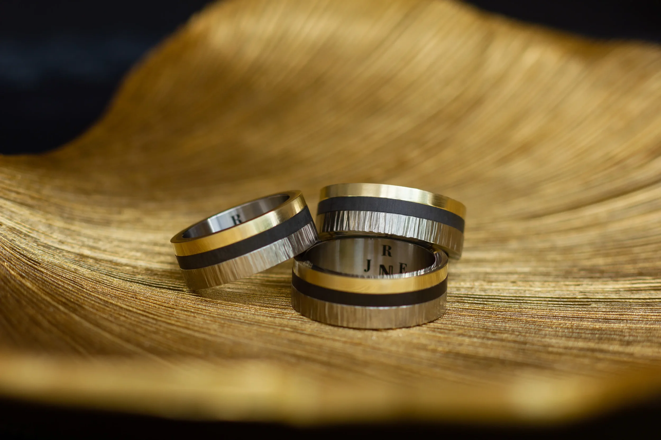 hamerslag ring, Titanium ringen, carbon ringen, design sieraden, unieke trouwringen, bijzondere trouwringen, persoonlijk ringen, geelgouden trouwringen. 332211.webp
