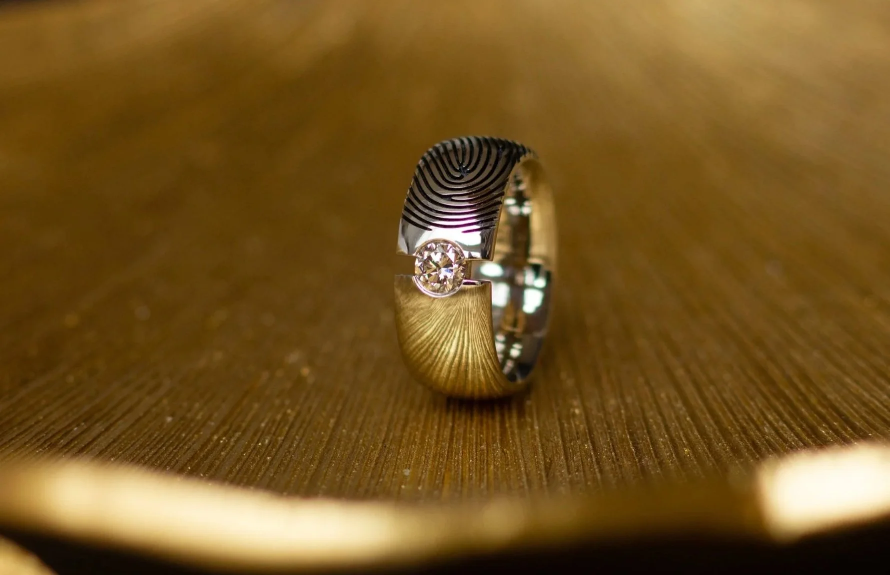 Brede+witgouden+ring+met+vingerafdruk+en+champane+kleurige+diamant%2C+gouden+vingerafdruk+ringen%2C+Bijzondere+trouwringen+met+diamant%2C+lab+diamanten%2C+vingerafdruk+ring+8+.jpg