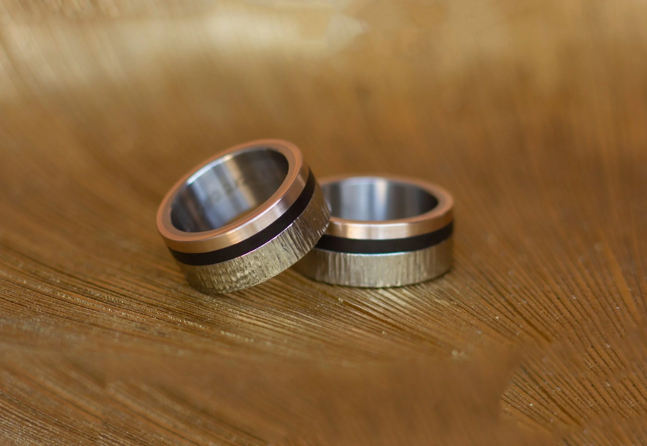 1111+Hamerslag+titanium+ringen+%E2%80%93+met+carbon+band+%E2%80%93+en+hazelnootgoud+buitenzijde+%E2%80%93+uniek+handgemaakt+%E2%80%93+modern+en+stoer+ontwerp+%E2%80%93+perfecte+trouwringen.jpg