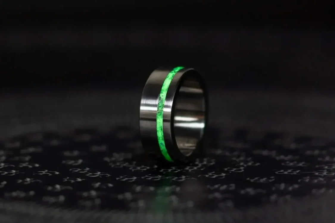 Glow in the dark ringen van titanium, goud en zilver met lichtgevende elementen, diamanten, zand en hout. Unieke, handgemaakte ringen van Kool Design Jewelry voor een bijzondere uitstraling.