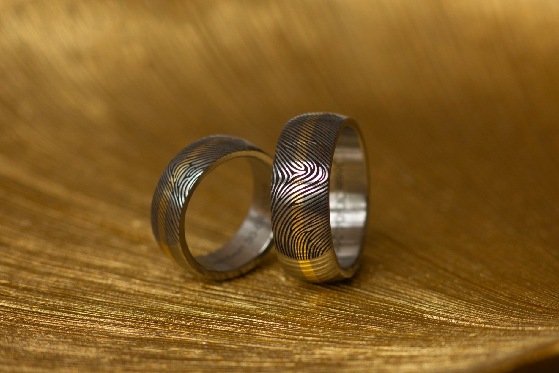 Titanium-vingerafdruk-ring met-gouden-band-in-het midden-Met-de-hand-gemaakte-vingerafdruk-sieraden-de-mooiste-vingerafdrukken-voor-sieraden 8