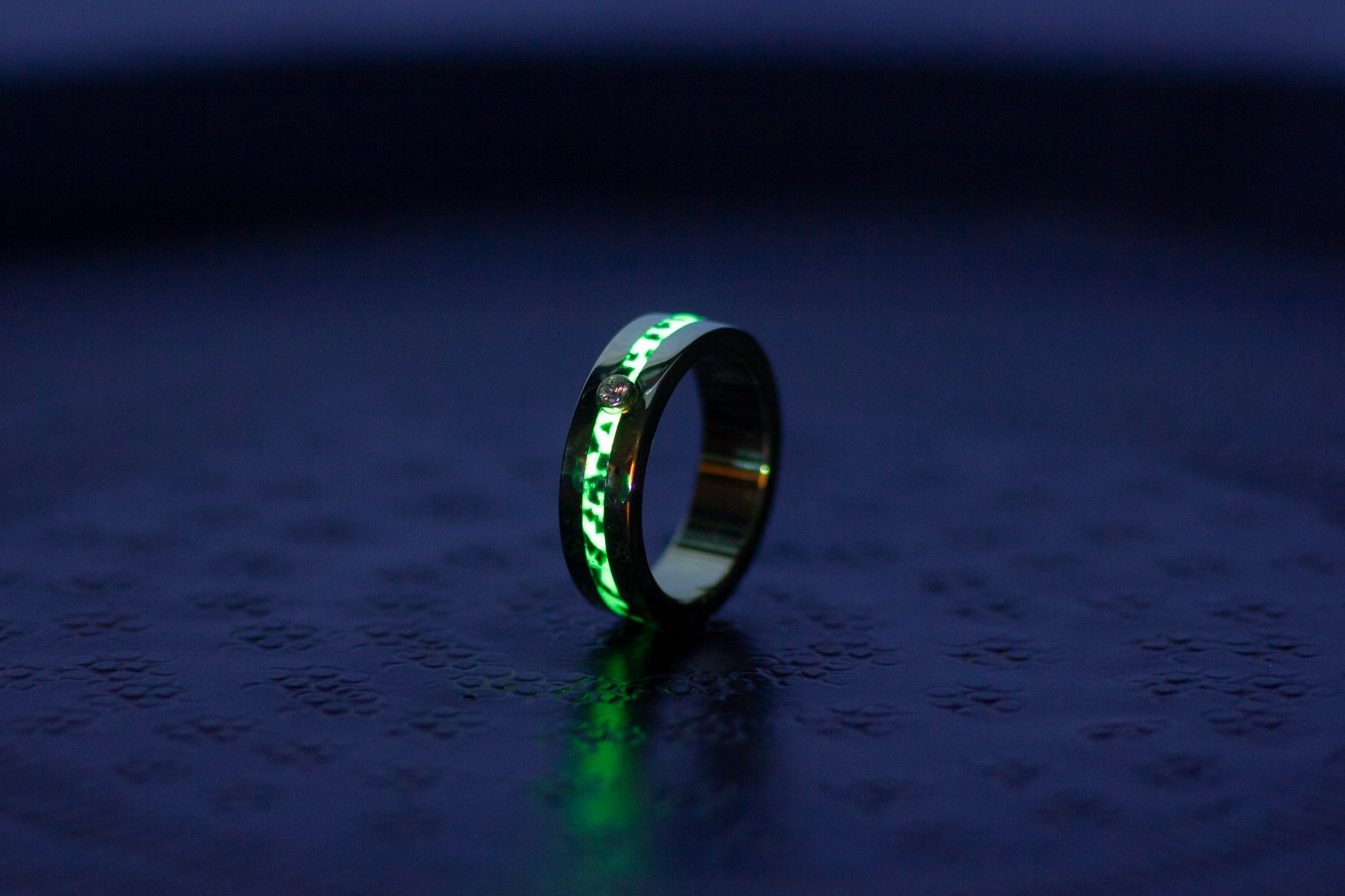 Gouden-glow-in-the-dark-ringen lichtgevende-trouwringen ringen-die-licht-geven licht-op-in-het-donker lichtgevende-sieraden