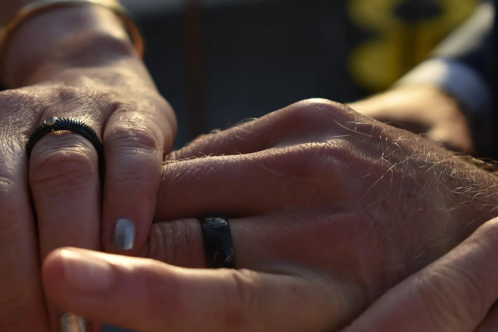 Bekijk deze trouwfoto waarop het bruidspaar hun unieke vingerafdrukringen bewondert, vervaardigd door [Uw Bedrijfsnaam]. Onze handgemaakte ringen, met de vingerafdruk van uw partner, symboliseren de bijzondere band die u deelt. Als specialist in gepe