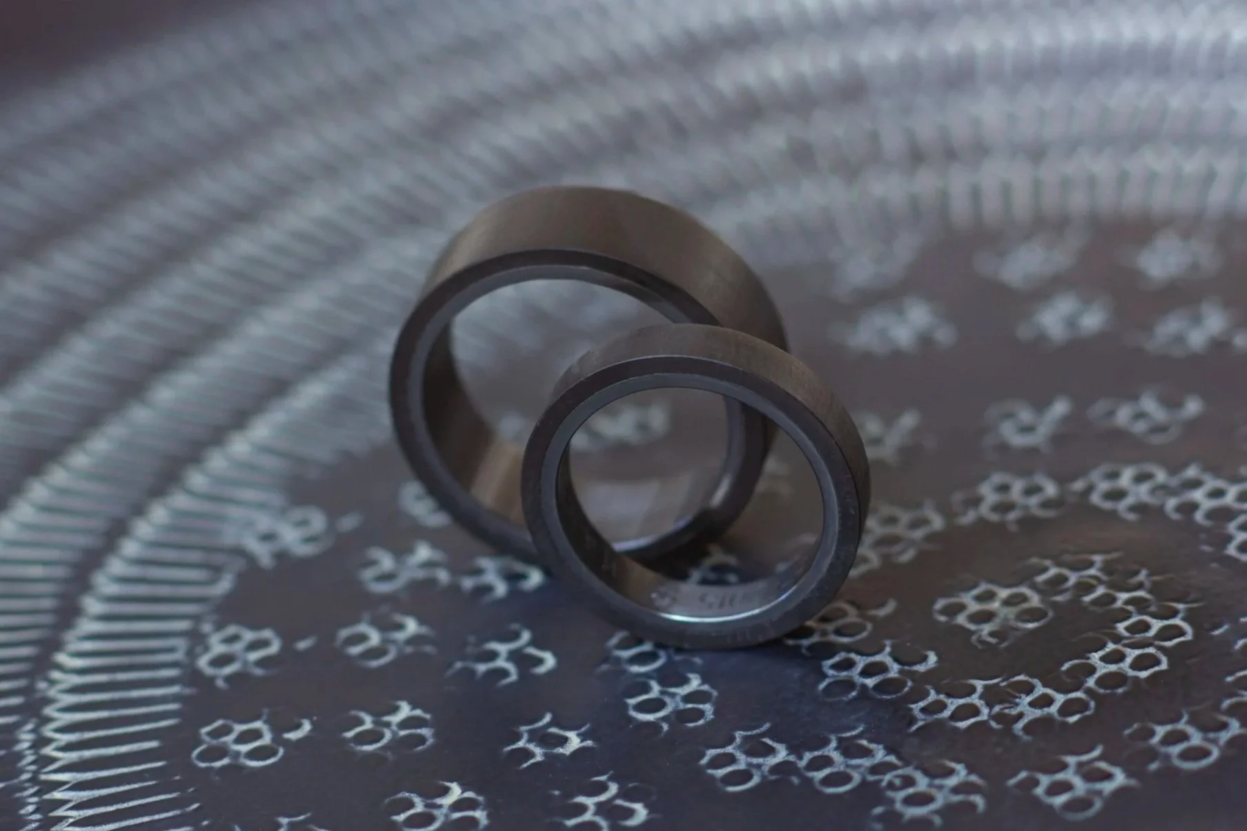 Carbon+ringen%2C+ringen+van+carbon%2C+carbon+trouwringen%2C+trouwringen+gemaakt+van+carbon%2C+Design+ringen%2C+Dutch+design+ringen%2C+Zwarte+ringen%2C+zwarte+trouwringen%2C+4.jpg