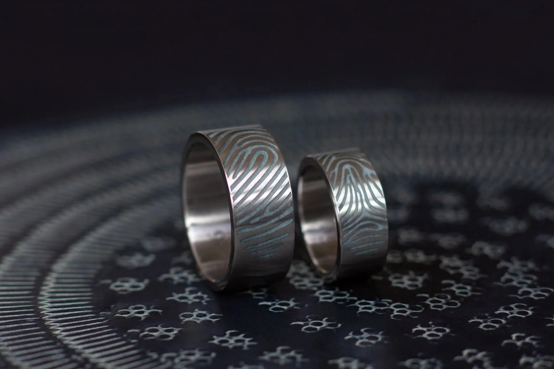 Glow-in-the-dark trouwringen, lichtgevende trouwringen, ringen met vingerafdruk en licht, glow-in-the-dark vingerafdrukringen 88