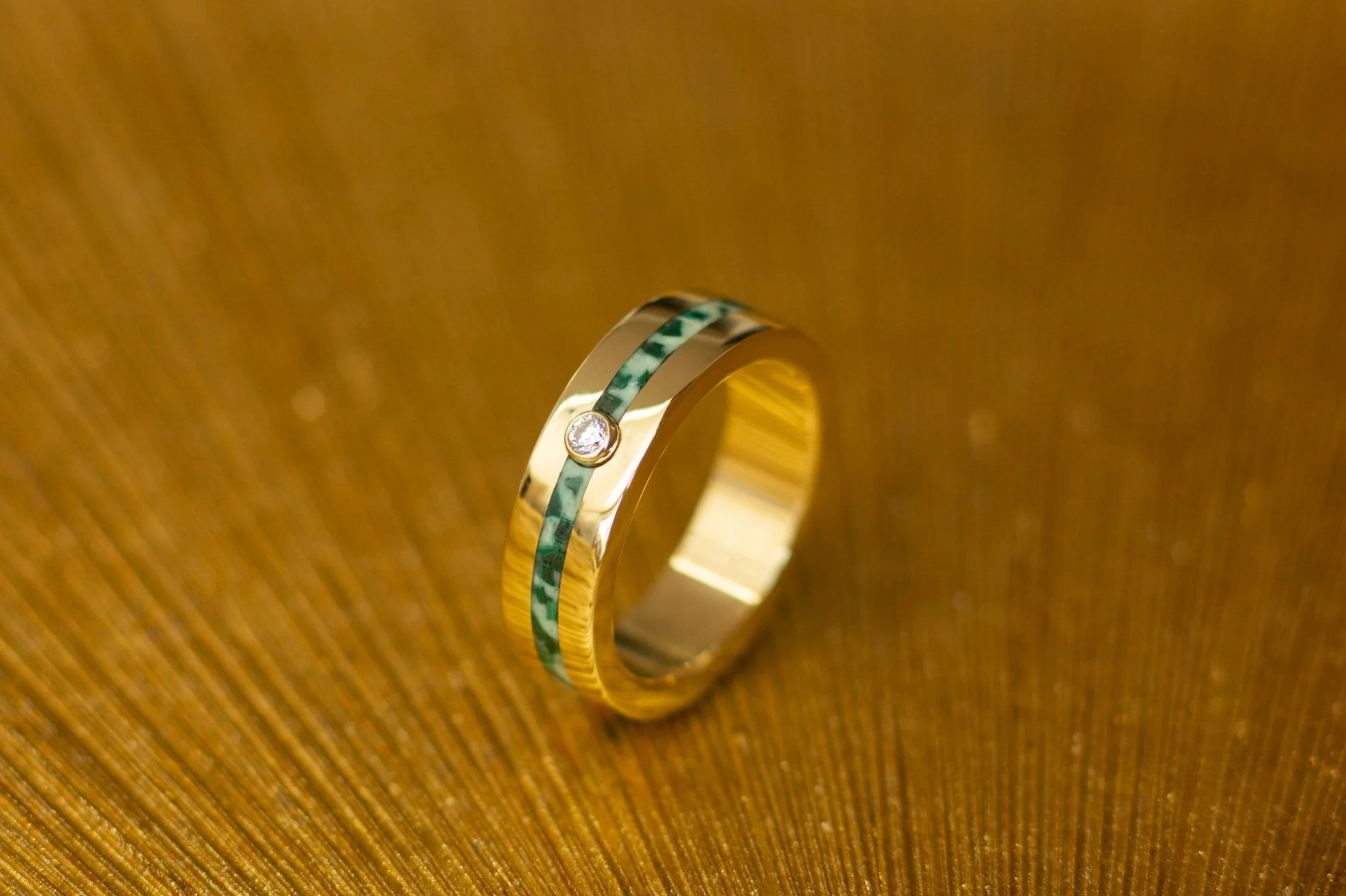 Gouden-glow-in-the-dark-ringen lichtgevende-trouwringen ringen-die-licht-geven licht-op-in-het-donker lichtgevende-sieraden