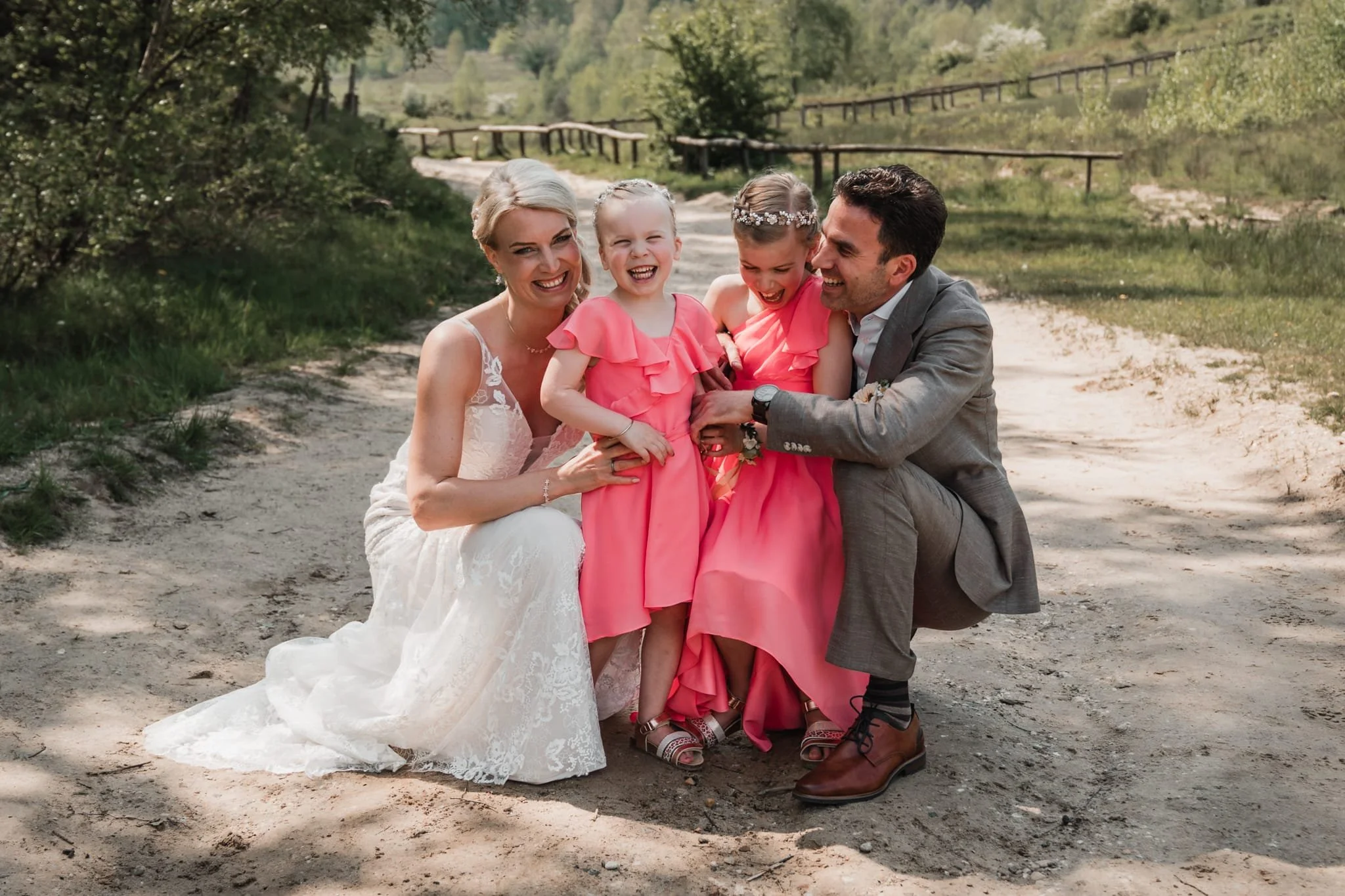 Bekijk deze trouwfoto waarop het bruidspaar hun unieke vingerafdrukringen bewondert, vervaardigd door [Uw Bedrijfsnaam]. Onze handgemaakte ringen, met de vingerafdruk van uw partner, symboliseren de bijzondere band die u deelt. Als specialist in gepe