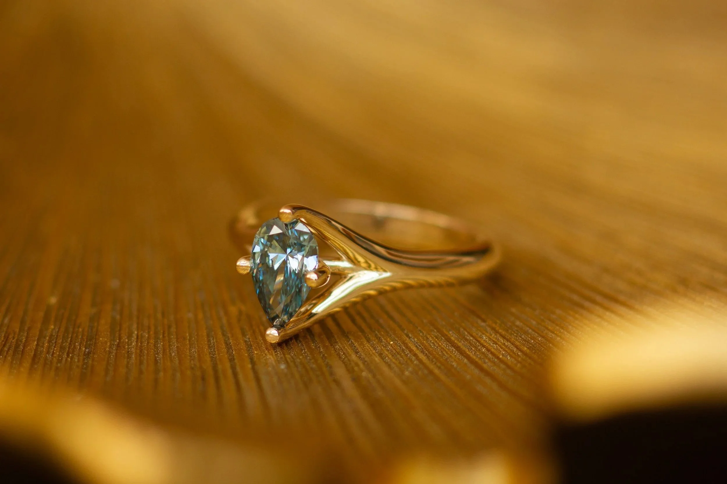 gouden-solitair-ring - peervormige-diamant - fancy-vivid-blue-diamant - lab-grown-diamant - 1.01-ct-diamant - vvs2-helderheid - exclusieve-ring - design-ring - luxe-handgemaakt-sieraad