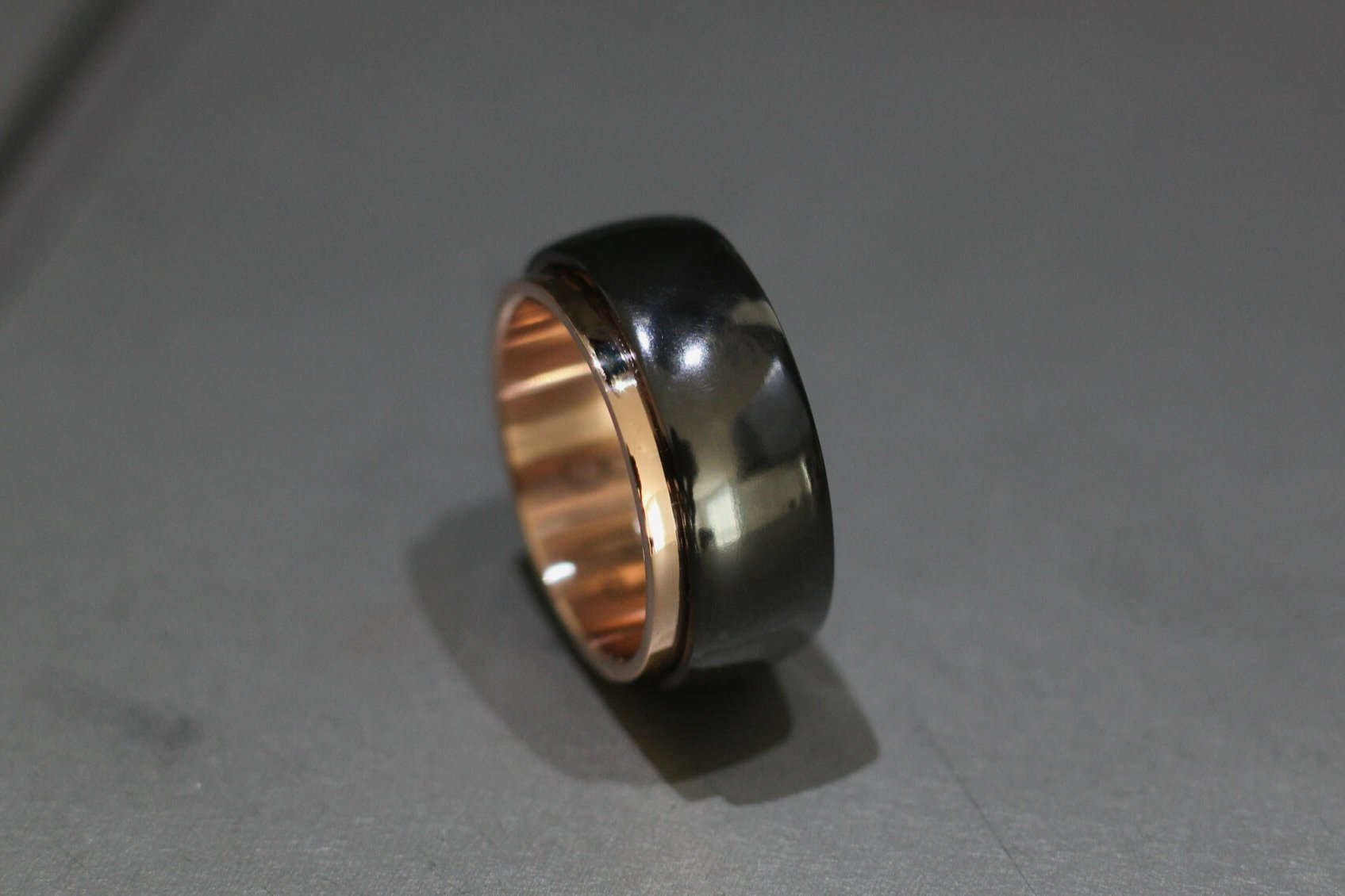 Zwarte-zirkonium-ring-met-rose-gouden-binnenzijde-met-gepersonaliseerde-binnenzijde-gravure-8