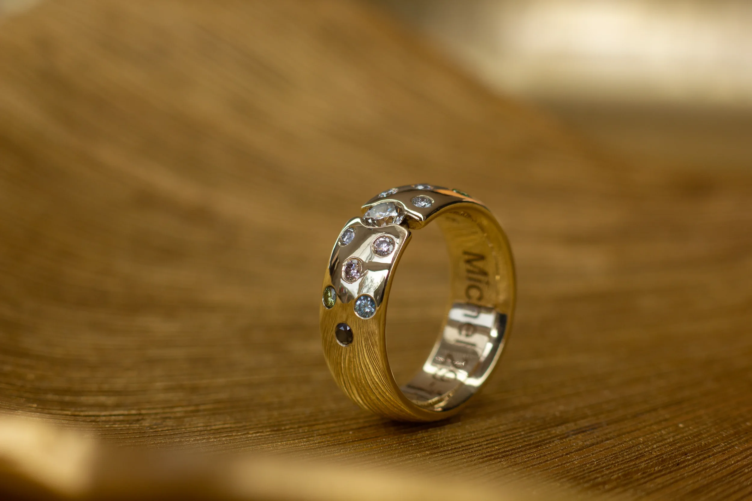 gouden ring met gekleurde diamanten. Lab diamanten, bijzondere diamanten trouwringen. speciale diamanten trouwringen. unieke diamanten ringen 33-geconverteerd-van-png.webp