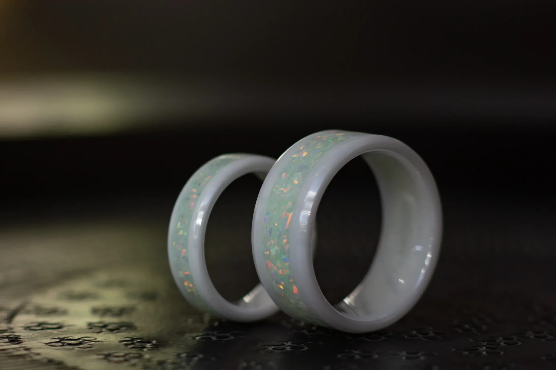 Keramische+Glow+in+the+Dark+Ringen+met+Synthetisch+Opaal+2288.webp