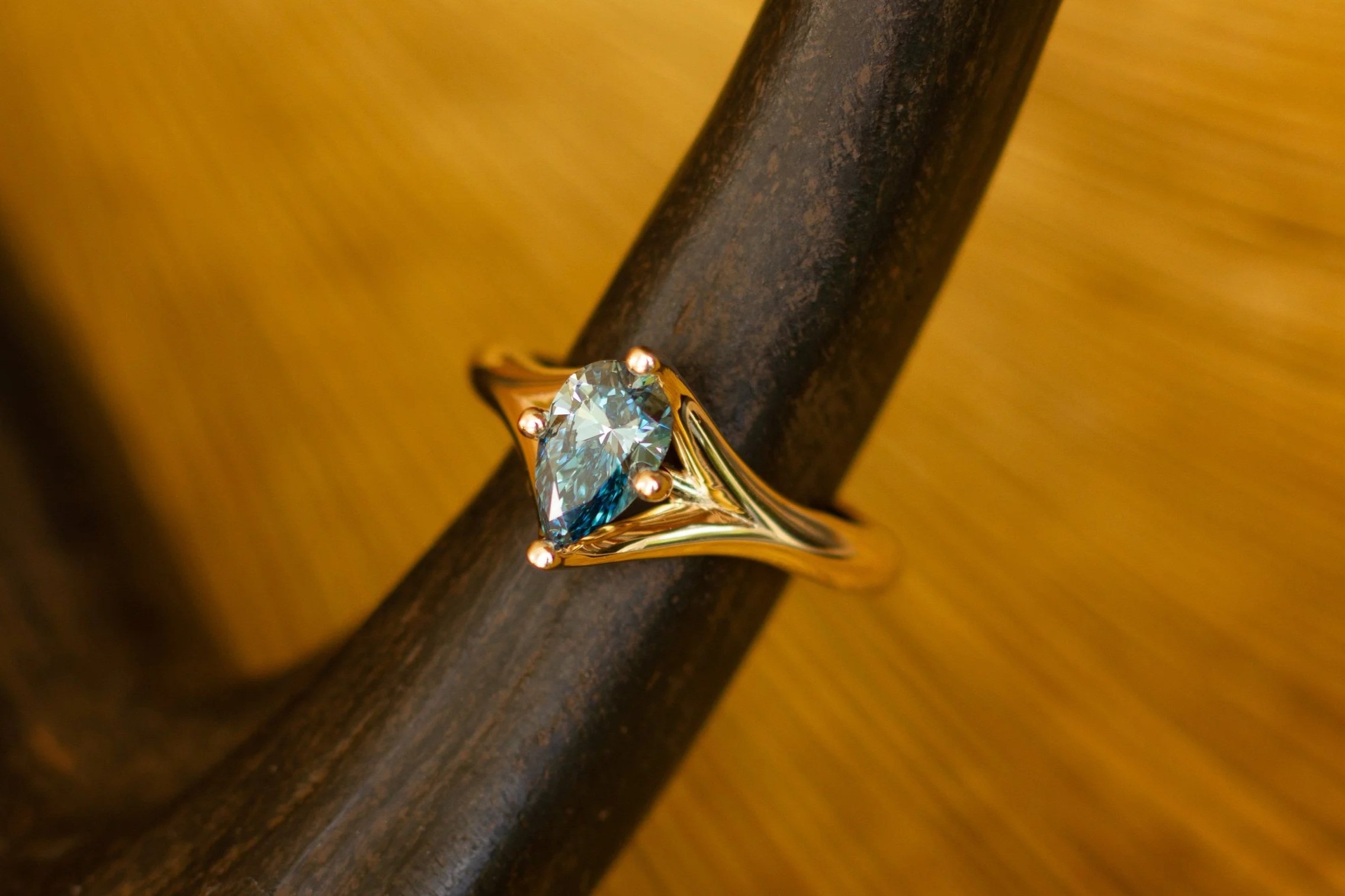 gouden-solitair-ring - peervormige-diamant - fancy-vivid-blue-diamant - lab-grown-diamant - 1.01-ct-diamant - vvs2-helderheid - exclusieve-ring - design-ring - luxe-handgemaakt-sieraad