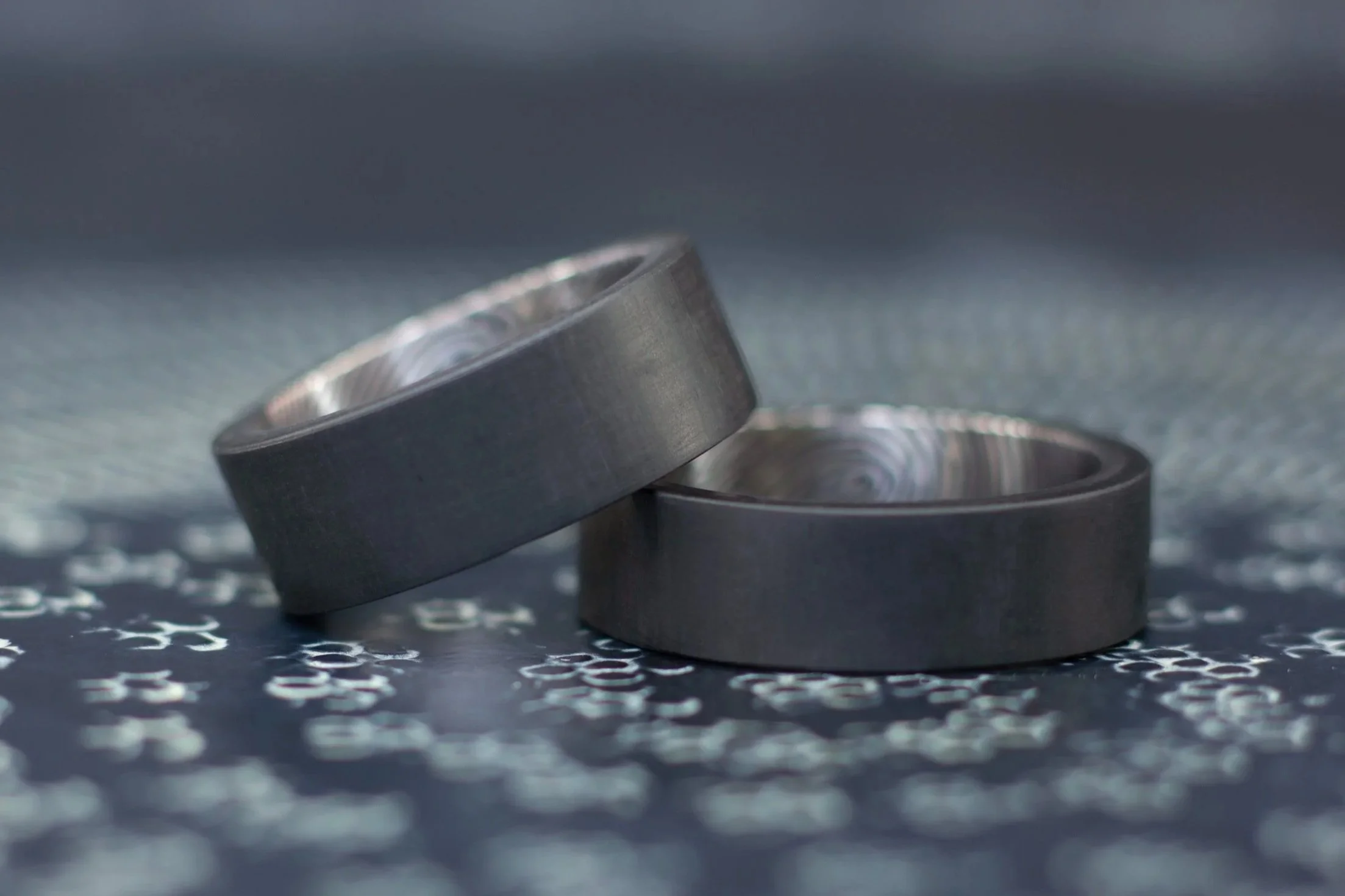 Carbon+trouwringen+trouwringen+carbon+titanium.+Vingerafdruk+ringen.+Carbon+trouwringen.+Vingerafdruk+trouwringen.+22+1188.jpg