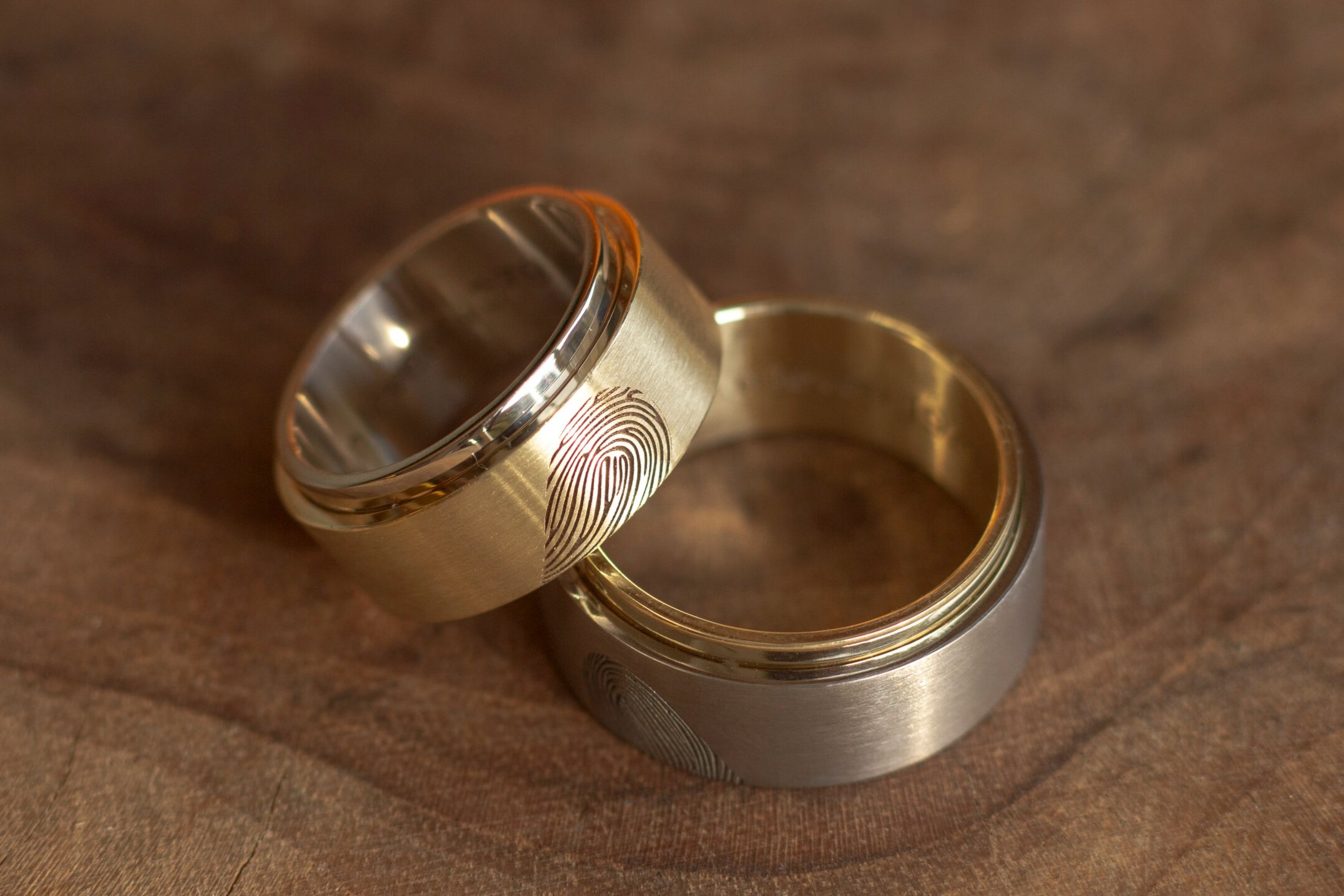 Gouden-vingerafdruk-ringen-bijzonderen-trouwringen-speciale-trouwringen-titanium-met-goud-vingerafdruk-ring-vingerafdrukringen-ringen-met-een-vingerafdruk-kool-design-robert-kool