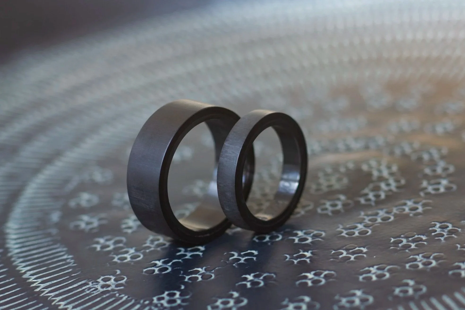 Carbon+ringen%2C+ringen+van+carbon%2C+carbon+trouwringen%2C+trouwringen+gemaakt+van+carbon%2C+Design+ringen%2C+Dutch+design+ringen%2C+Zwarte+ringen%2C+zwarte+trouwringen%2C+1+.jpg