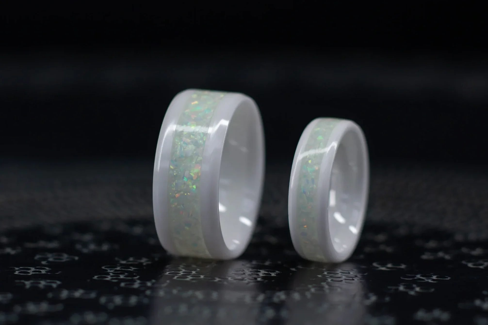 Keramische+Glow+in+the+Dark+Ringen+met+Synthetisch+Opaal+33221122.webp