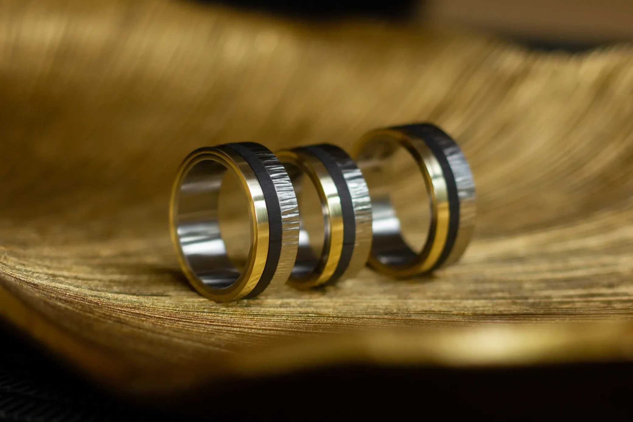 hamerslag+ring%2C+Titanium+ringen%2C+carbon+ringen%2C+design+sieraden%2C+unieke+trouwringen%2C+bijzondere+trouwringen%2C+persoonlijk+ringen%2C+geelgouden+trouwringen.+88+.webp
