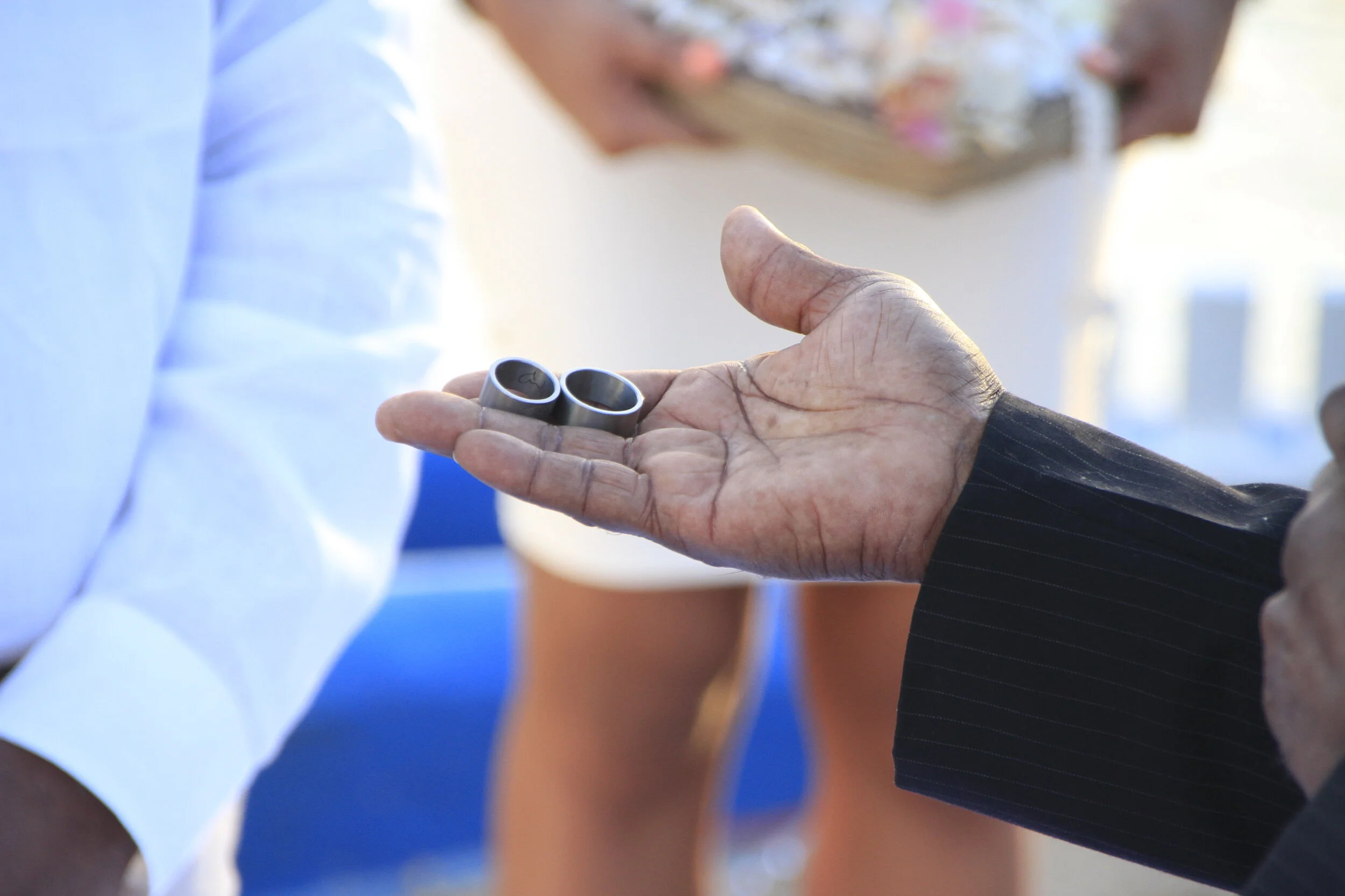 Bekijk deze trouwfoto waarop het bruidspaar hun unieke vingerafdrukringen bewondert, vervaardigd door [Uw Bedrijfsnaam]. Onze handgemaakte ringen, met de vingerafdruk van uw partner, symboliseren de bijzondere band die u deelt. Als specialist in gepe