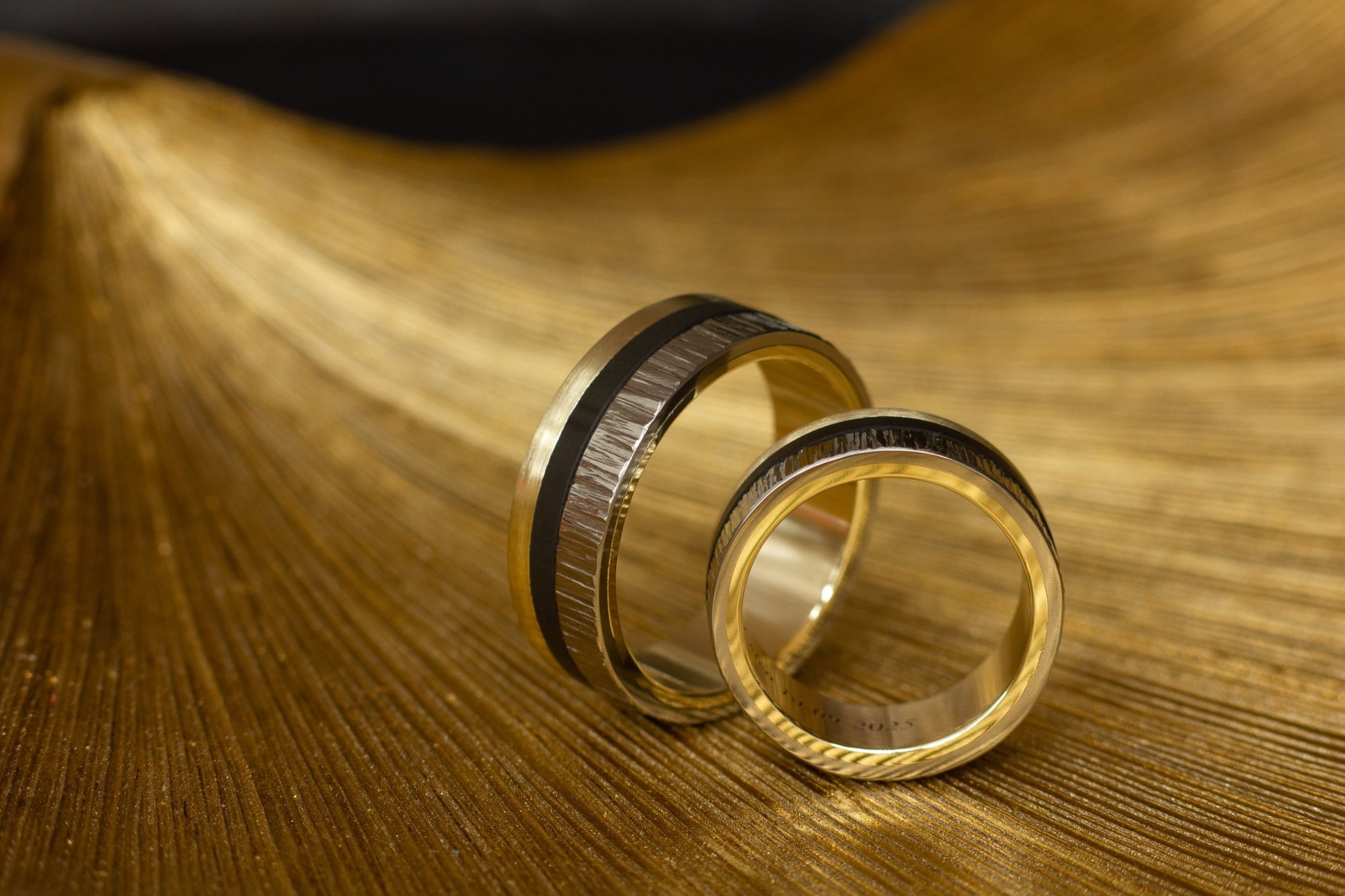 Titanium hamerslag ringen met gouden binnenzijde en carbon band. Titanium Carbon goud. Bijzondere trouwringen, speciale trouwringen, Unieke design ringen