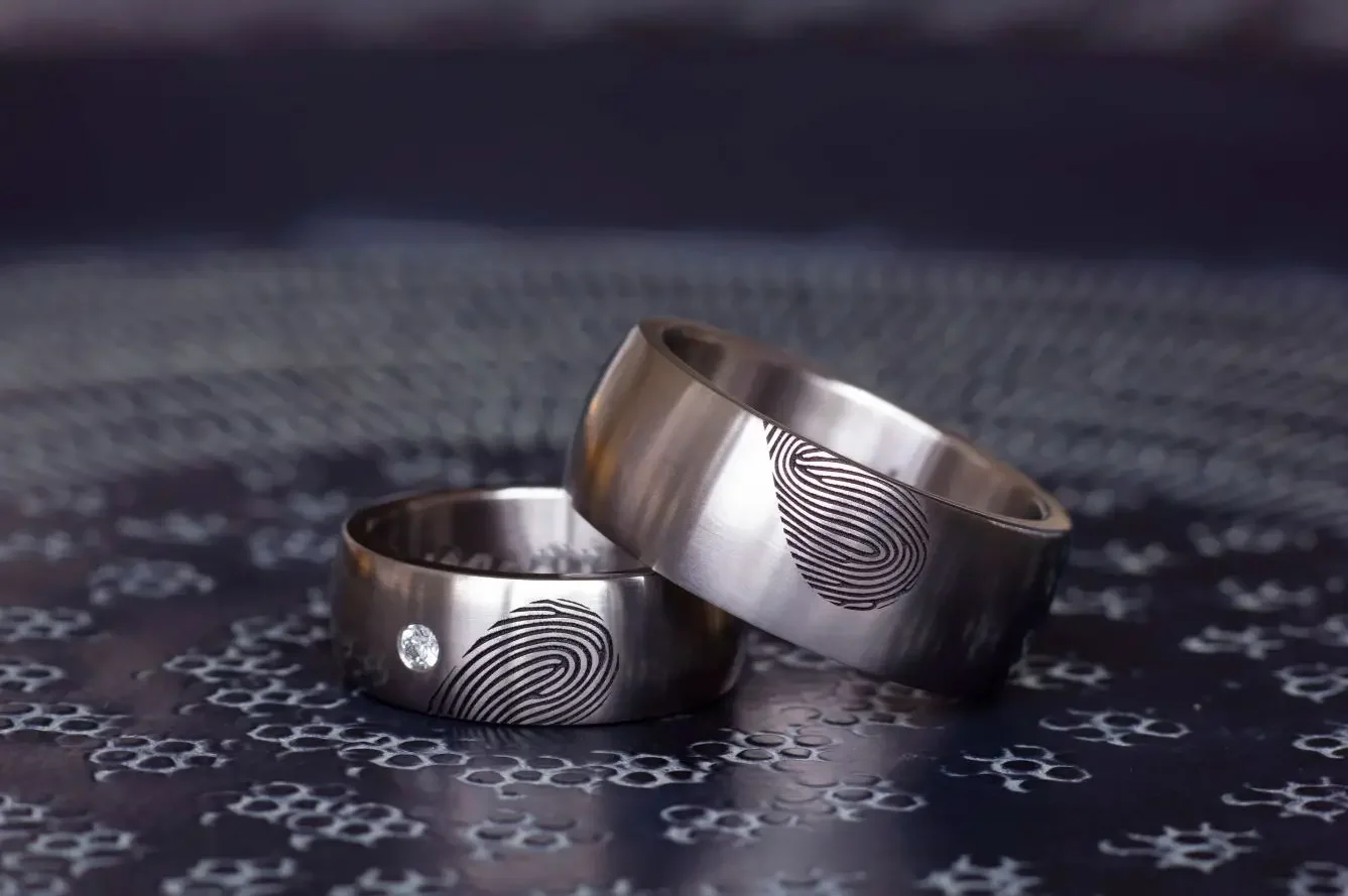 Titanium-vingerafdruk-ringen_-ringen-met-vingerafdruk-gemaakt-van-titanium_-Vingerafdruk-trouwringen.webp