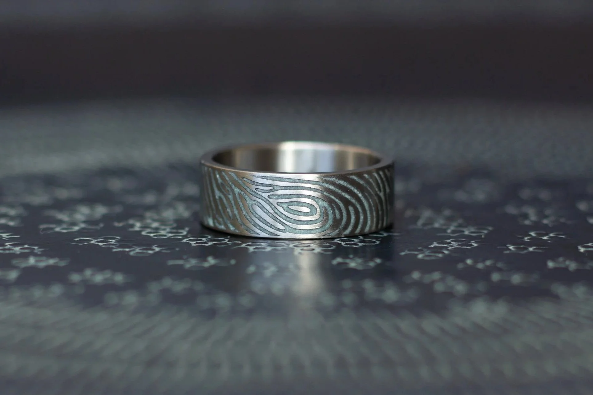 Glow+in+the+dark+ring%2C+titanium+ring+met+vingerafdruk%2C+vingerafdruk+glow+in+the+dark+ring+881122.jpg