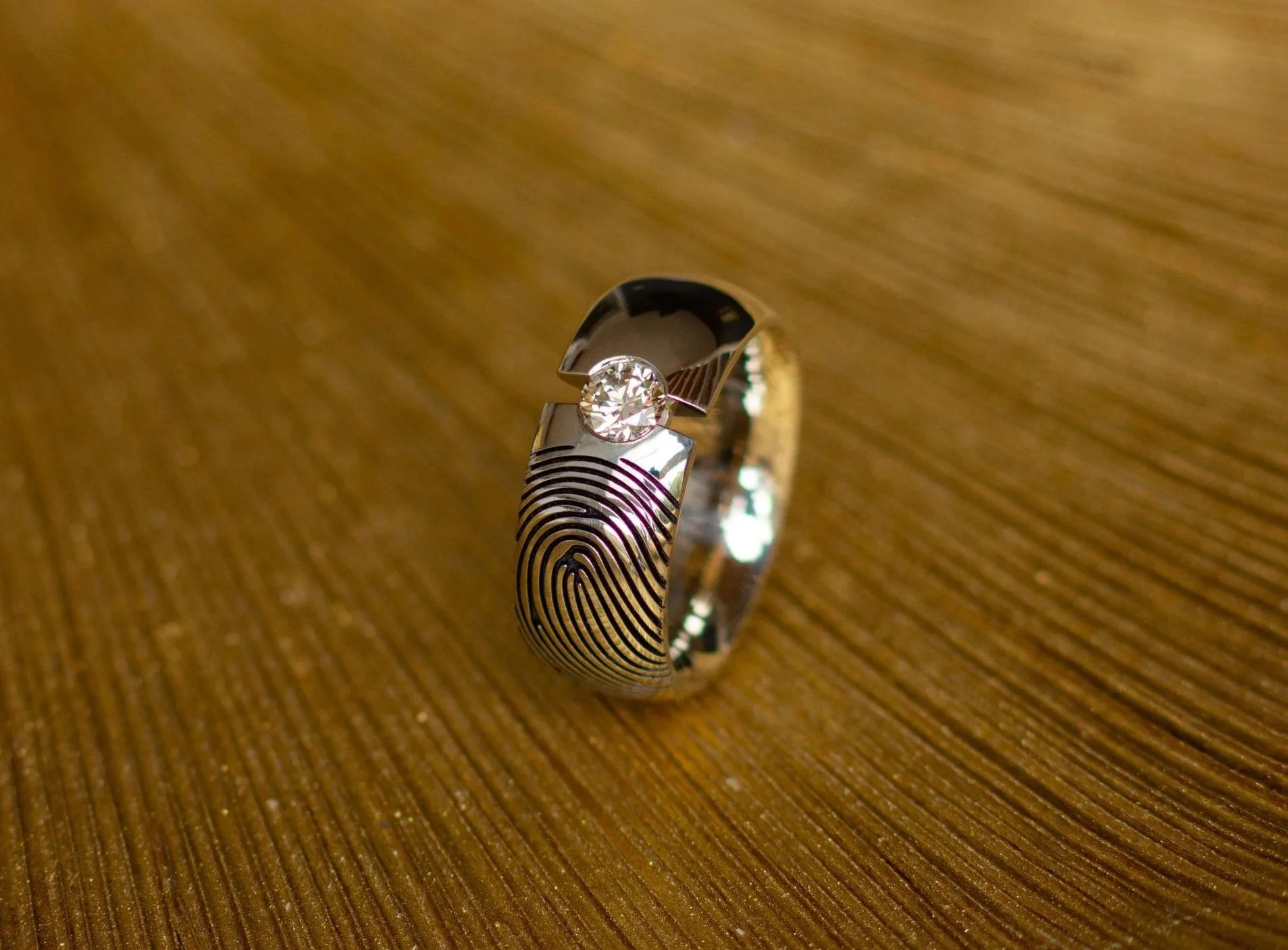 Brede+witgouden+ring+met+vingerafdruk+en+champane+kleurige+diamant%2C+gouden+vingerafdruk+ringen%2C+Bijzondere+trouwringen+met+diamant%2C+lab+diamanten%2C+vingerafdruk+ring+882211.jpg