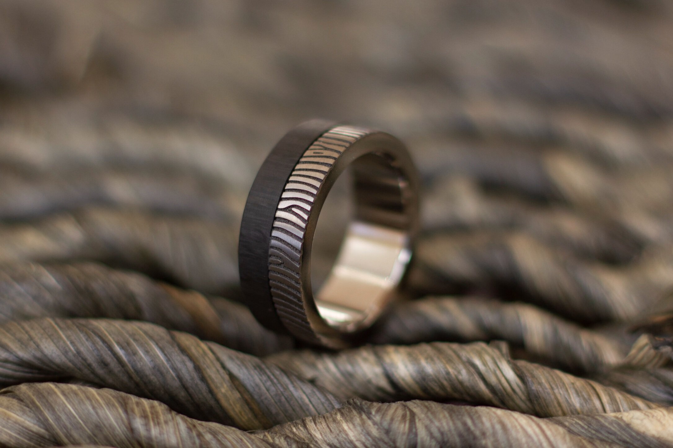 Carbon-trouwringen-met-de-hand-gemaakt-Carbon-ringen-Carbon-sieraden-Carbon-Design-Kool-Design-Vriendschap-ring-carbon-profiel-ring-Carbon-trouwringen-bijzondere-carbon-ringen