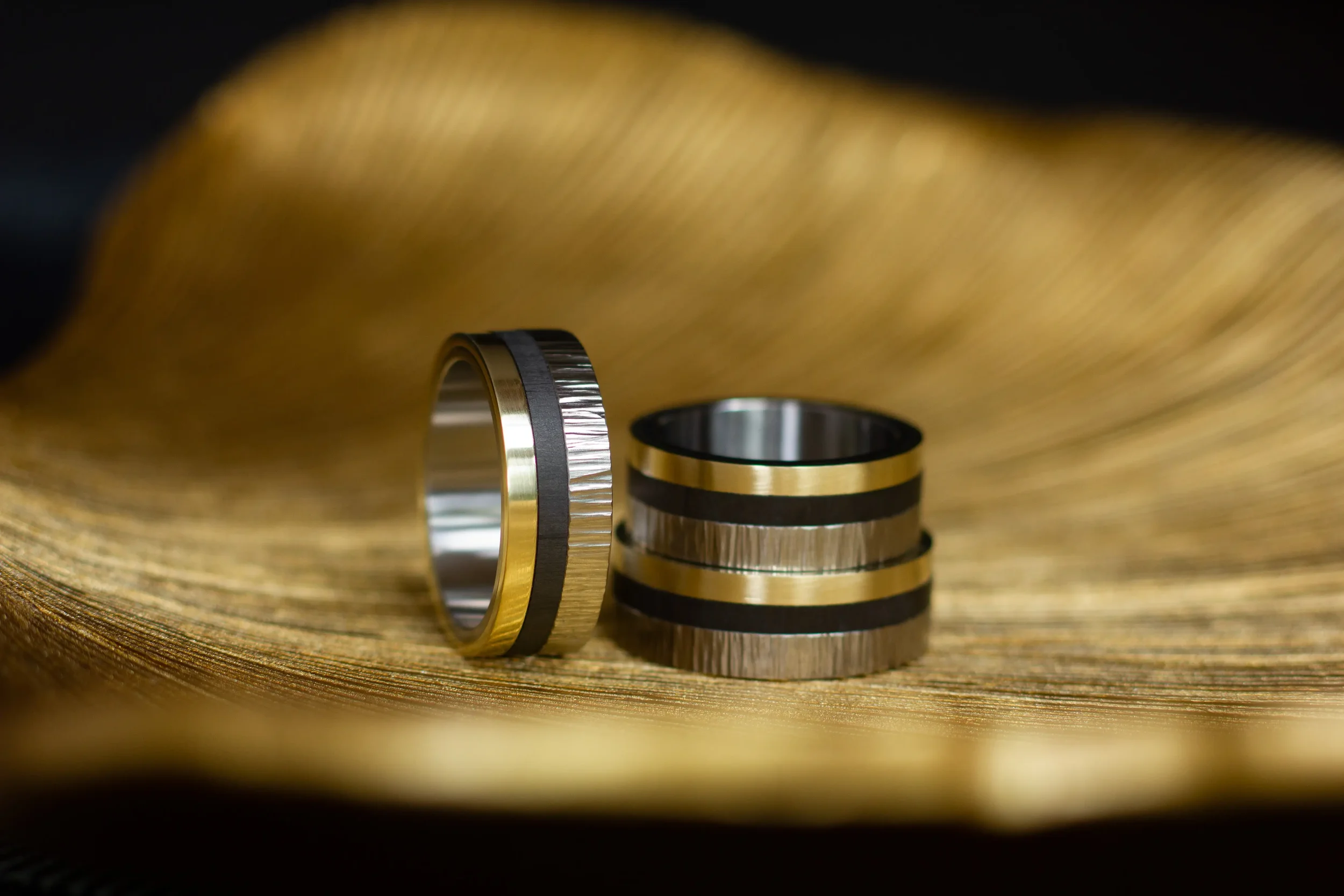 hamerslag ring, Titanium ringen, carbon ringen, design sieraden, unieke trouwringen, bijzondere trouwringen, persoonlijk ringen, geelgouden trouwringen. 2233.webp