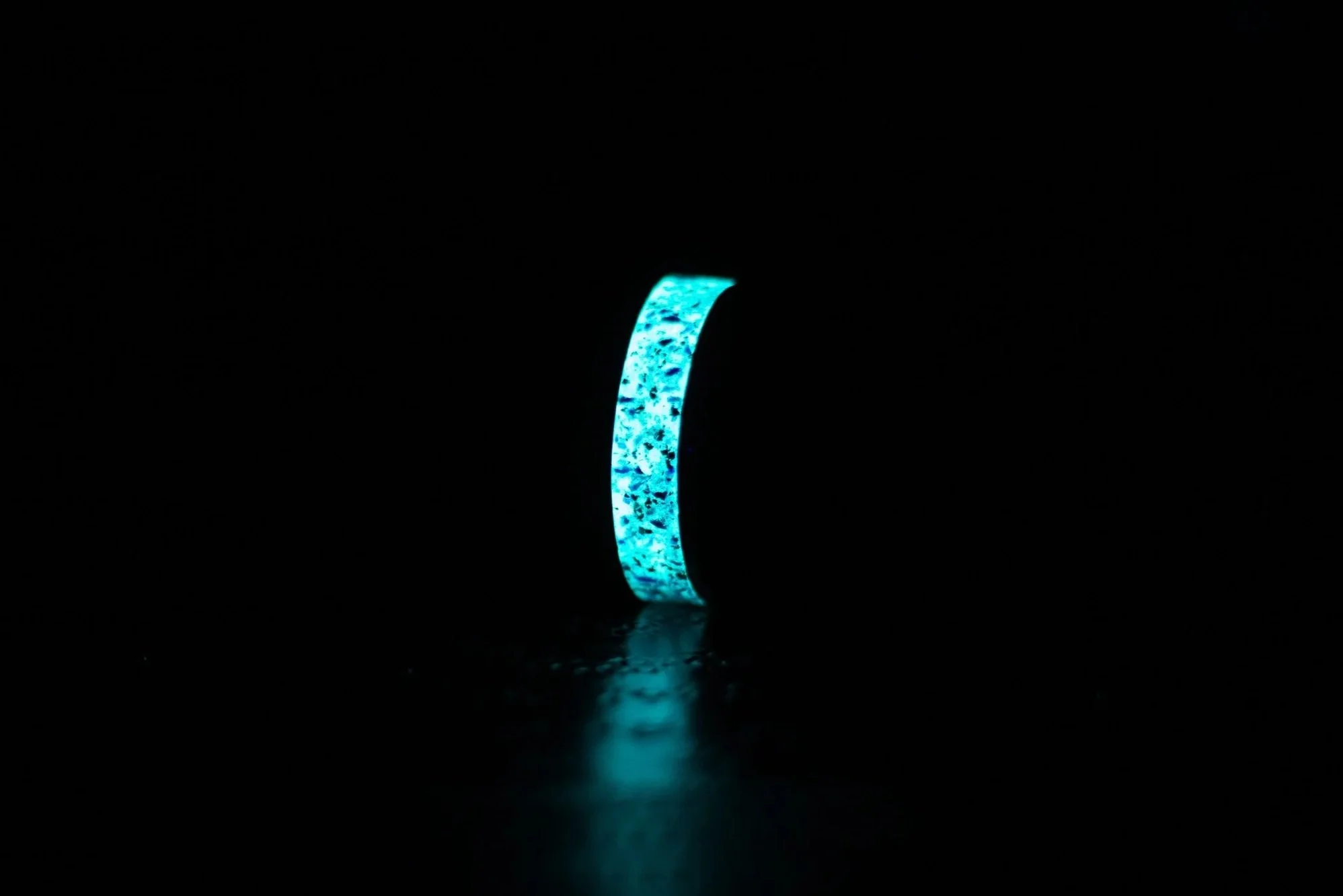 zwarte-glow-in-the-dark-ringen+%E2%80%93+zwarte-zirkonium-glow-in-the-dark-ringen+%E2%80%93+glow-in-the-dark-trouwringen+%E2%80%93+unieke-lichtgevende-trouwringen+88.jpg