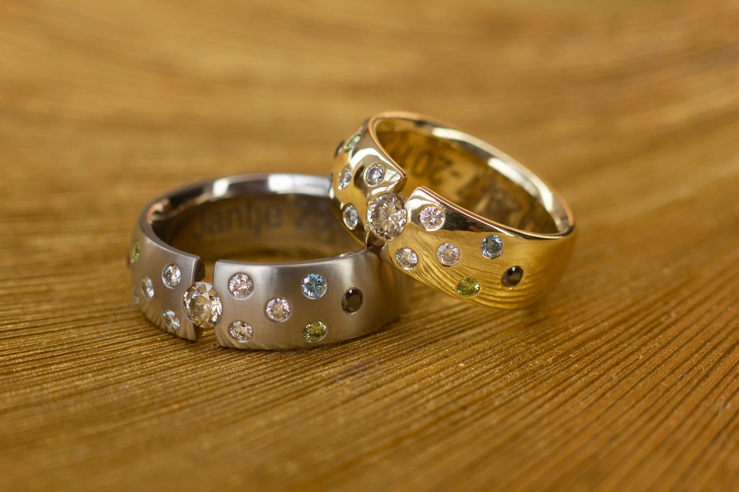 gouden trouw ring met gekleurde diamanten. Lab diamanten, bijzondere diamanten trouwringen. speciale diamanten trouwringen. unieke diamanten ringen 33-geconverteerd-van-png.webp