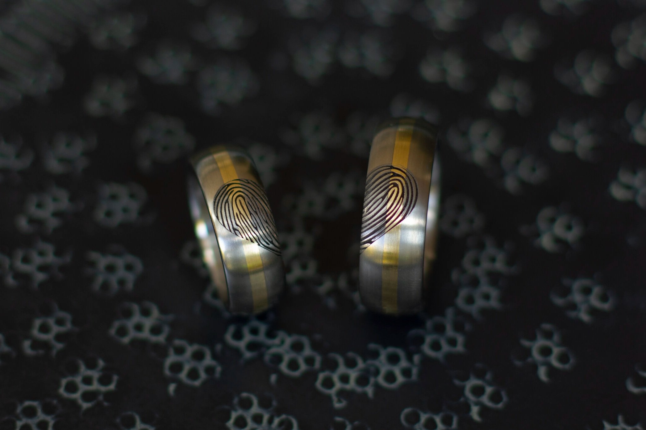 Titanium-ring-met-vingerafdruk-en-gouden-band-speciale-trouwringen-bijzonderen-trouwringen-aparte-trouwringen-8