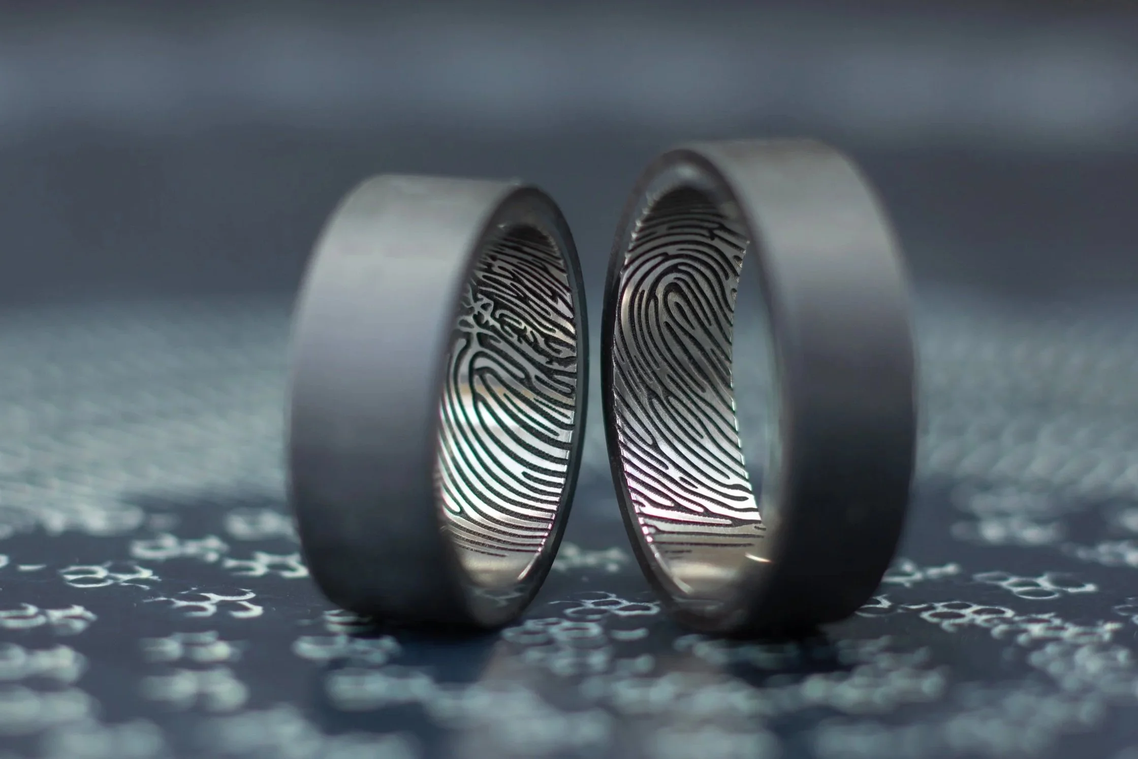 Carbon+trouwringen+trouwringen+carbon+titanium.+Vingerafdruk+ringen.+Carbon+trouwringen.+Vingerafdruk+trouwringen.+22+88.jpg